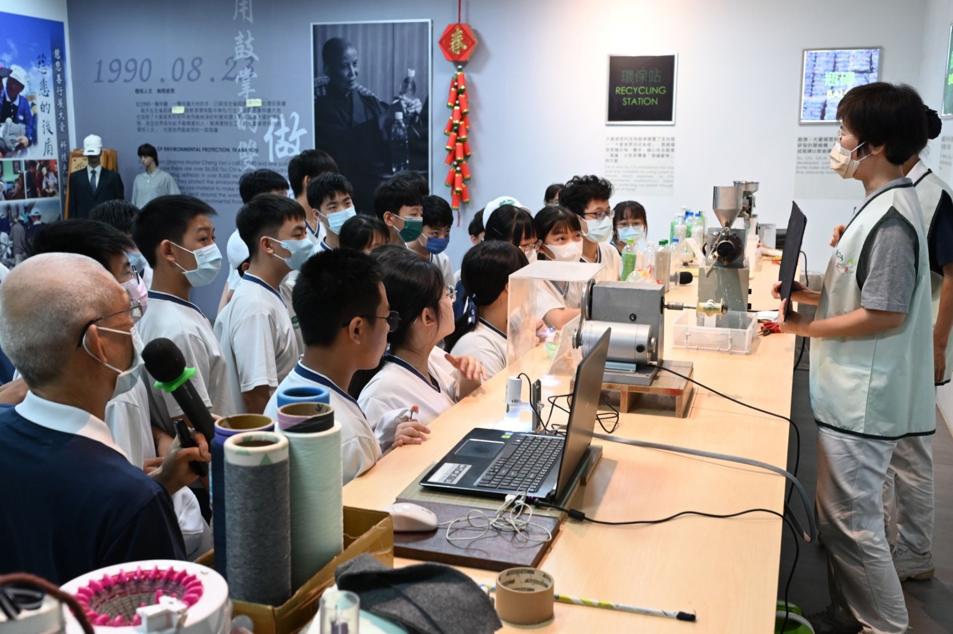 科技館以一條龍的展示區讓同學迅速理解寶特瓶變絲織品的過程。