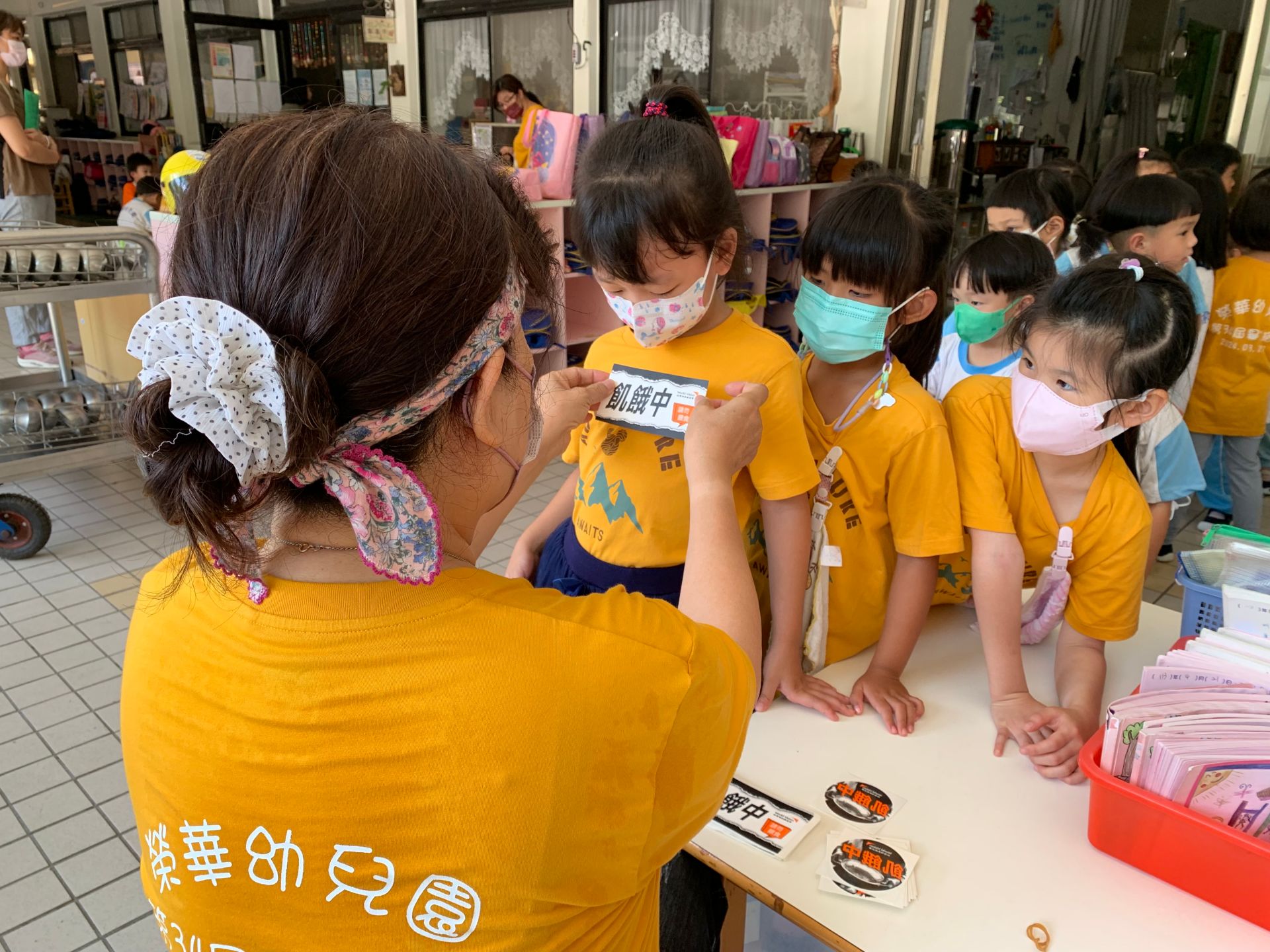 參與飢餓體驗的孩子們一同貼上「飢餓中」貼紙，挑戰12小時不進食。