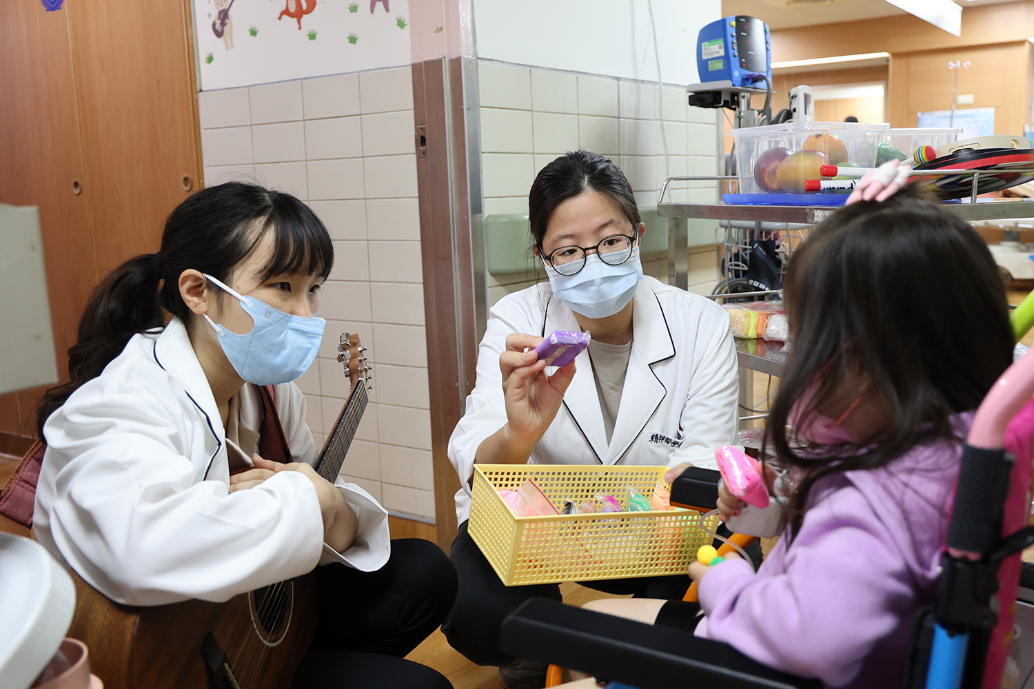 輕黏土、水果沙鈴、棒棒糖鼓等是孩子常見的日常活動物品，藝術治療師、音樂治療師藉由輕快的音樂與遊戲，評估孩子們的身心狀況。