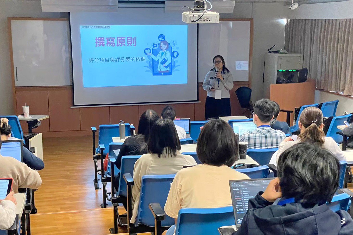 江如萍護理長參與工作坊，教學護理同仁多元化跨領域教案的撰寫。