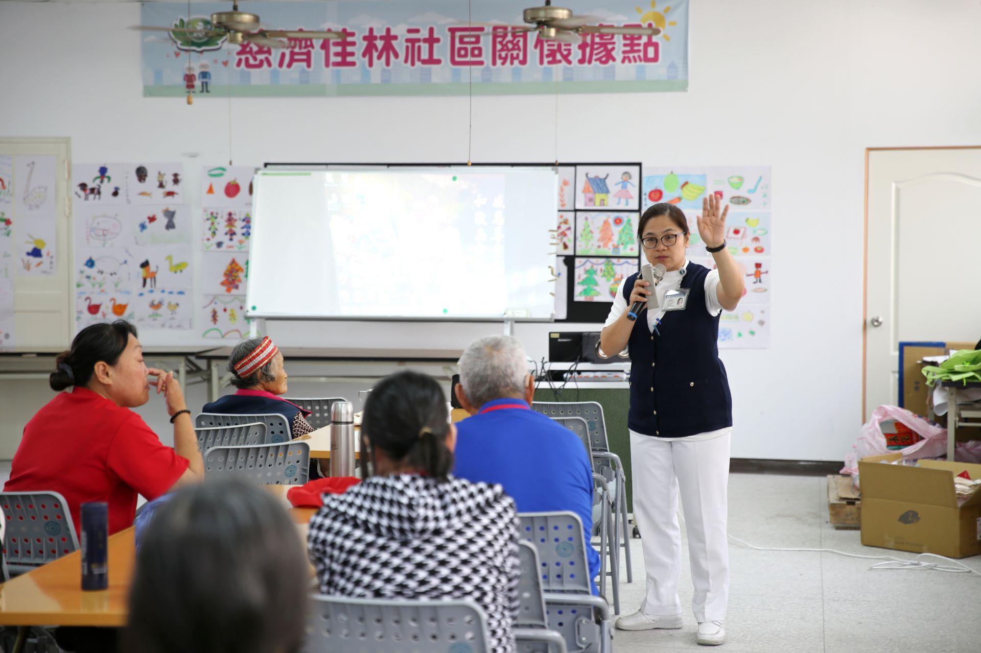 江如萍走入社區，向民眾做高血壓相關疾病衛教。