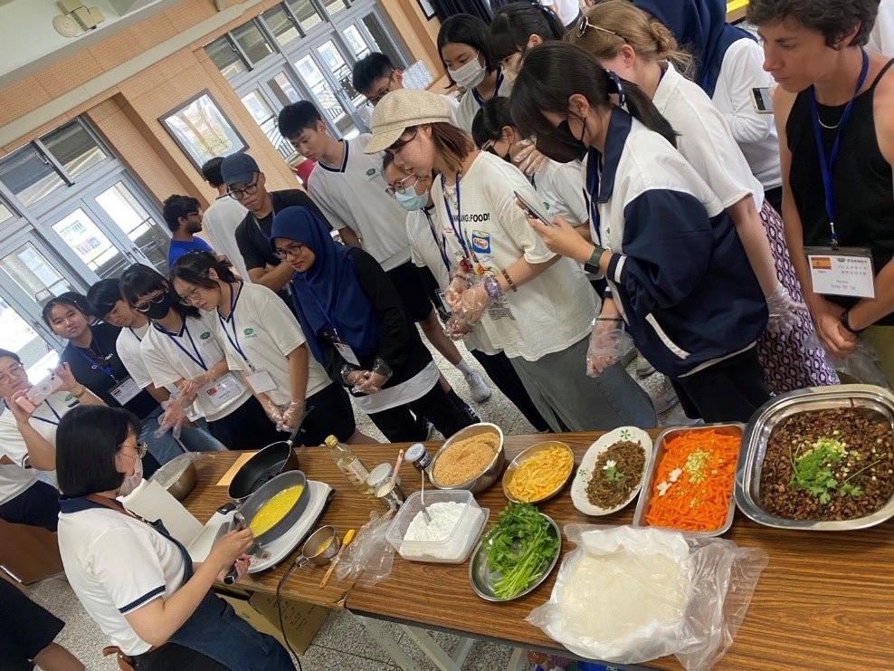 顏雨詩老師帶領大家體驗製作蔬食春捲，讓外籍生更加認識臺灣文化及飲食習慣。