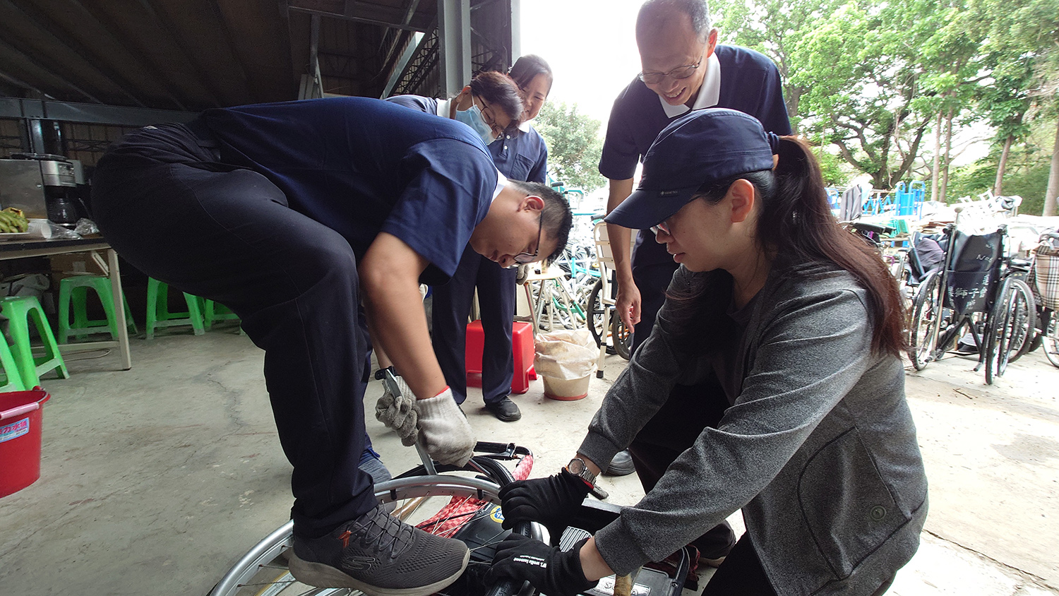 就讀中正大學博士班的張佑平，特地偕同太太王嬿婷一起來參與，從完全不會，到幾分鐘就可維修好一張輪椅。