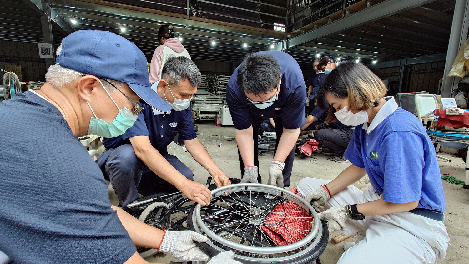 就讀大四醫事檢驗科的林宸希，第一次拿起維修工具，完成更換輪椅輪胎。