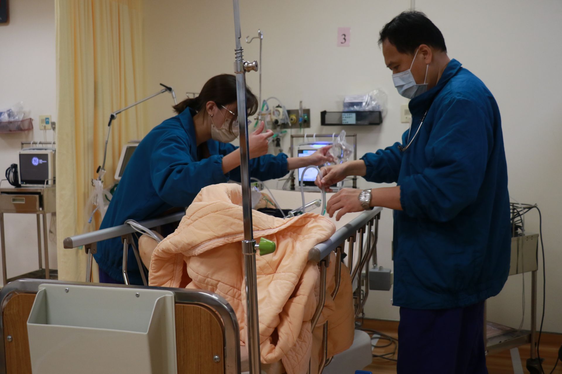 莊浩凌醫師（右）與護理師搶救急症病人。