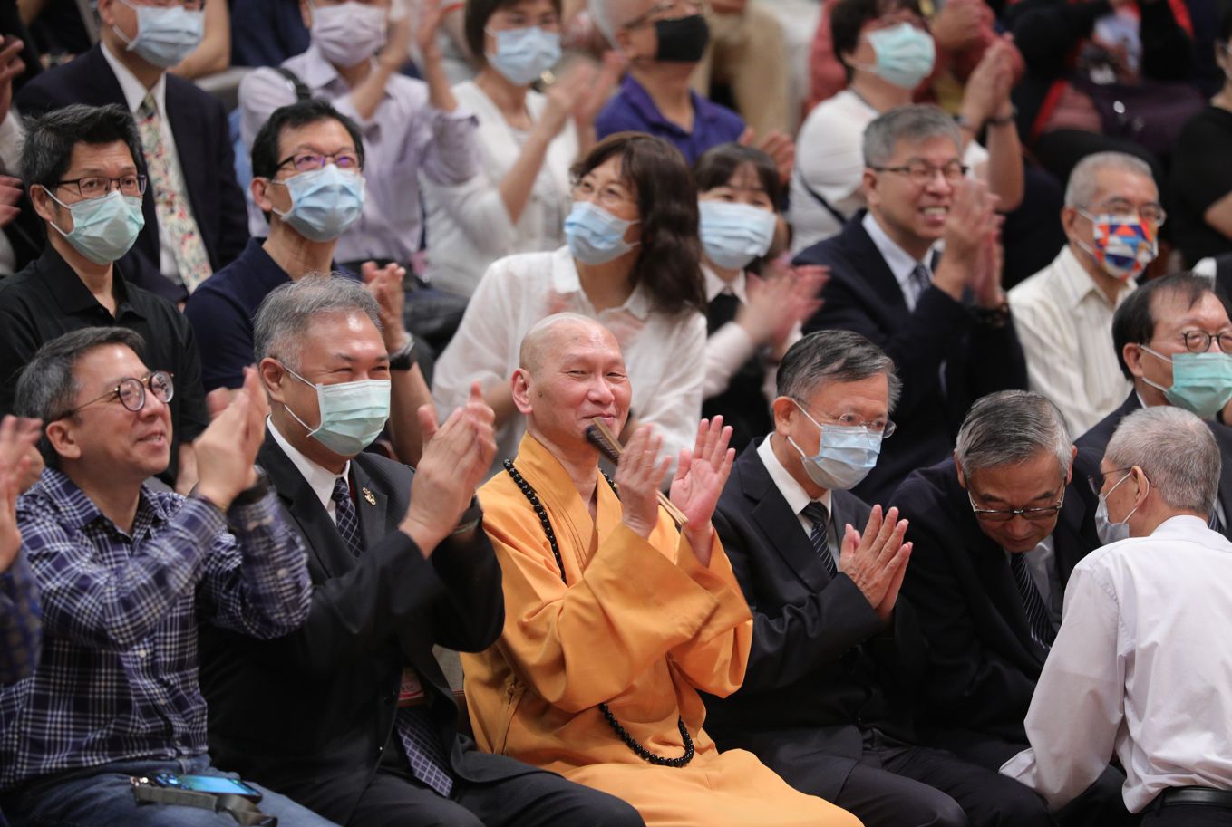 三十五年來，靜思語所傳達的慈悲、無私包容，以及對生命的尊重，已經深植許多人的心中，讓菩提的智慧在生活中綻放。