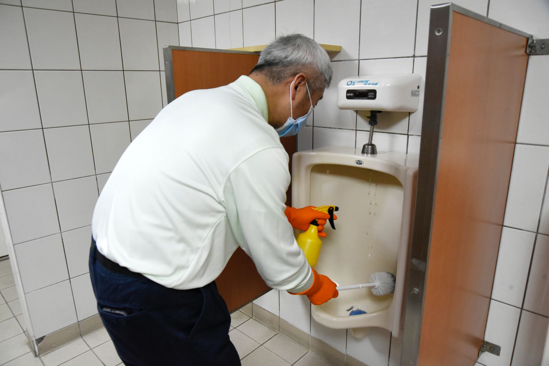 陳金城副院長帶領一支隊伍前往門診區，使用清潔劑和刷子清潔廁所，希望打掃能凝聚力量與共識，期待評鑑能順利通過。