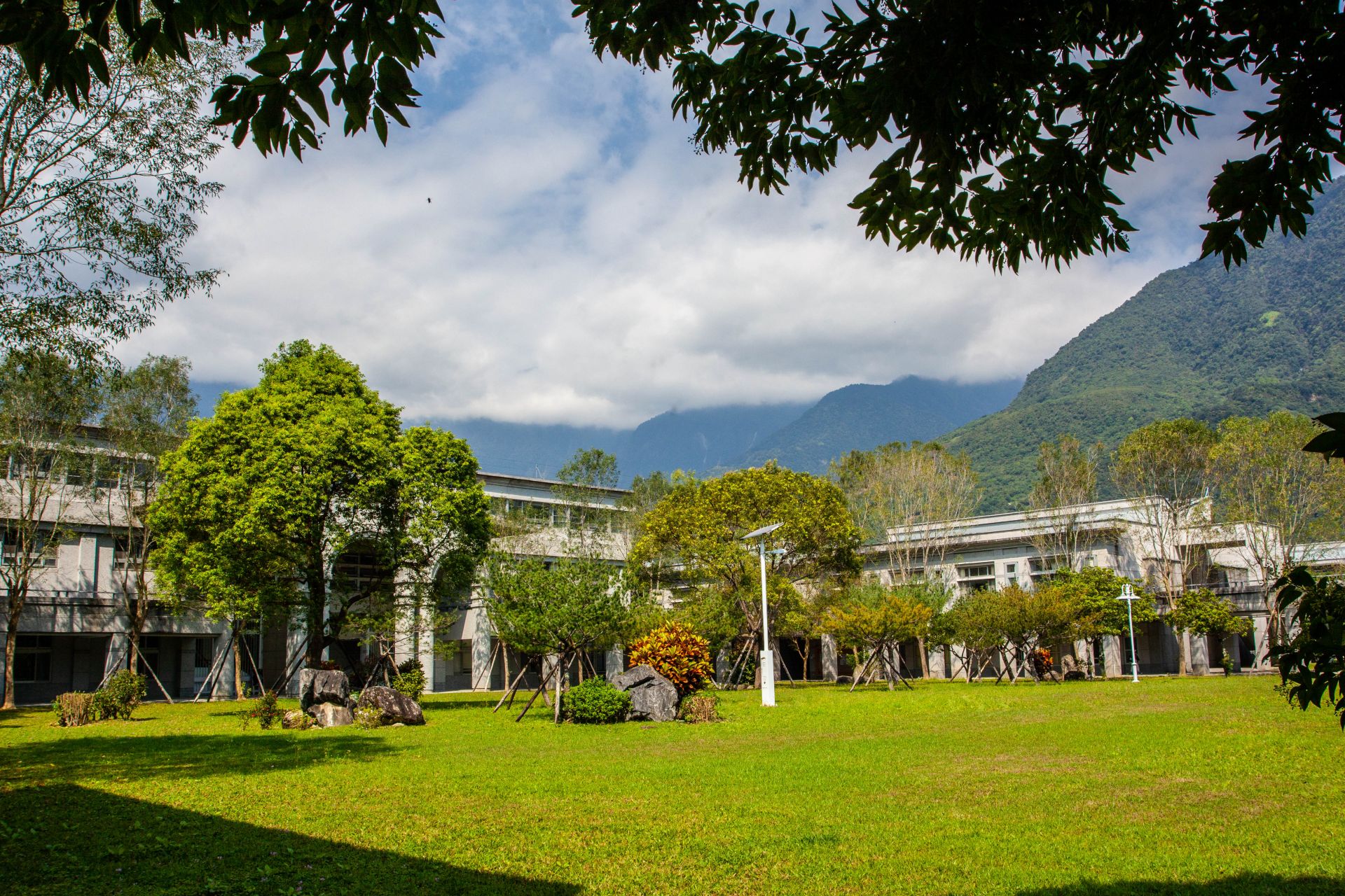 慈濟大學擁有中央、介仁(原慈濟大學人社校區)及建國(原慈濟科技大學)三個校區