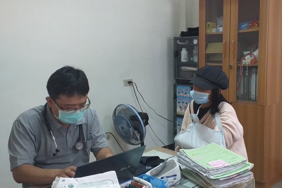 花蓮慈院家醫科邱雲柯醫師在和平衛生室位民眾看診