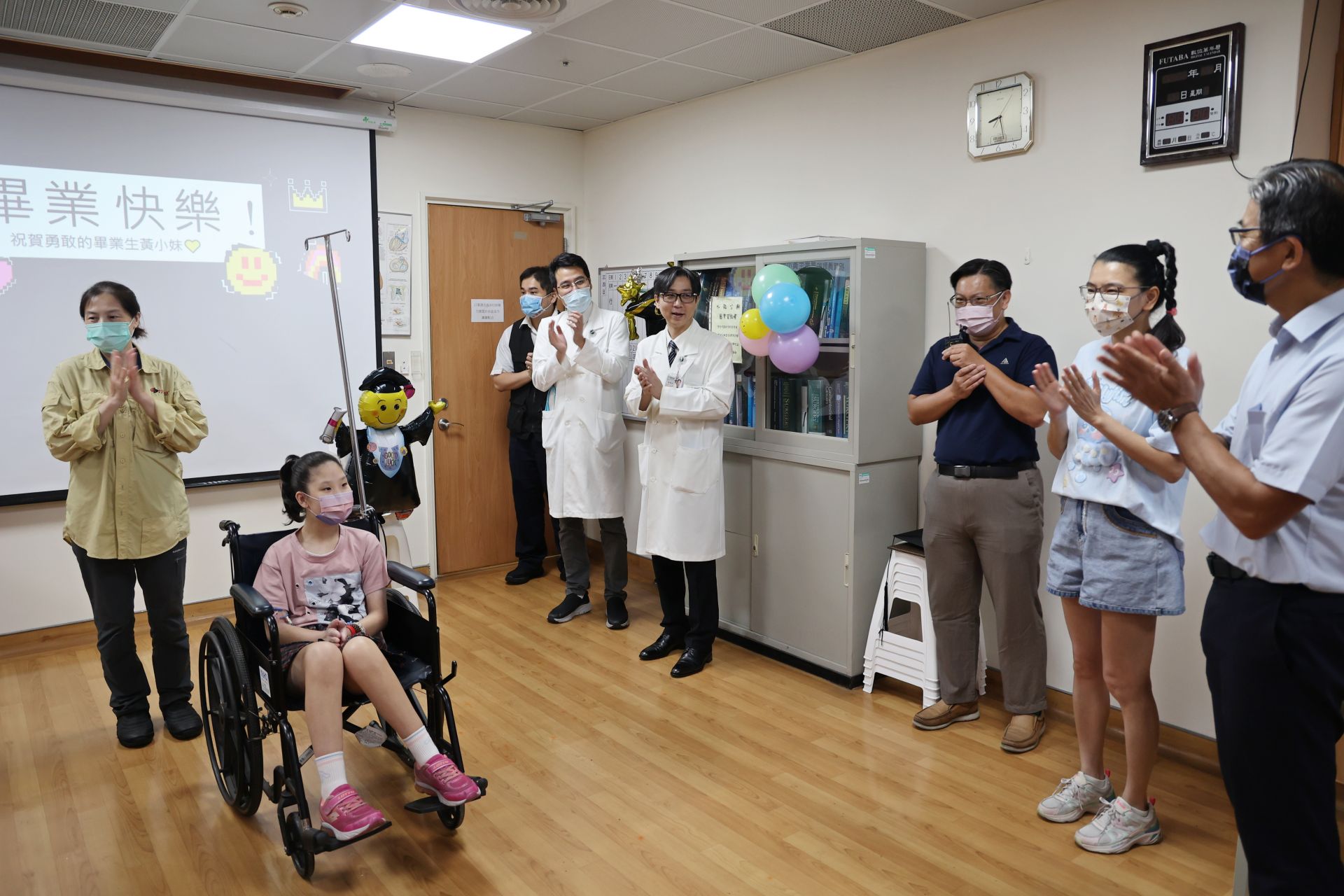 花蓮慈院外科部主任張睿智與團隊特別在黃小妹在出院當天，邀請校長與導師等一起舉行「畢業典禮」，歡送黃小妹順利從病房「畢業」。