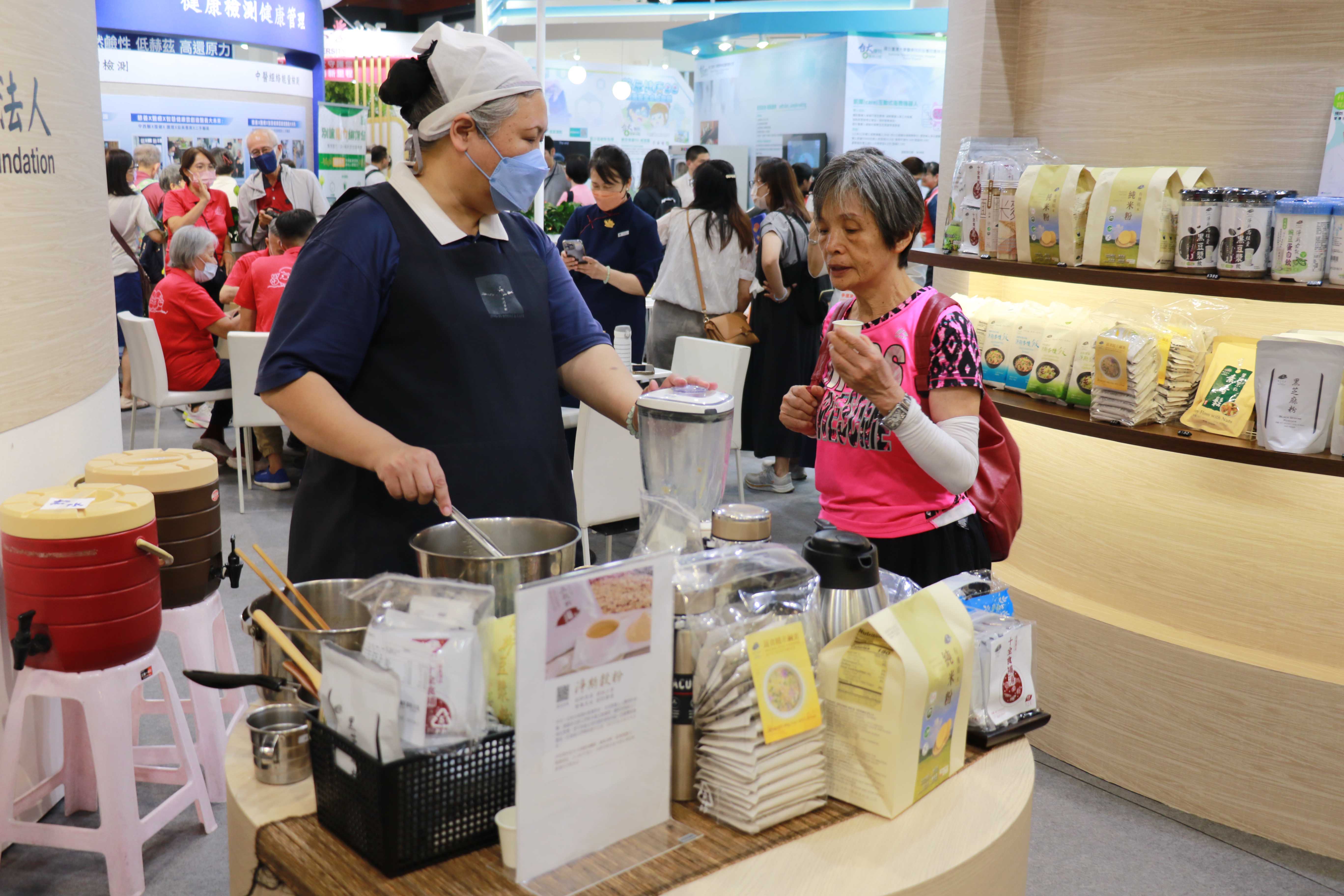 靜思書軒在高齡健康產業博覽會推廣素食，為參觀民眾種下「健康因」。