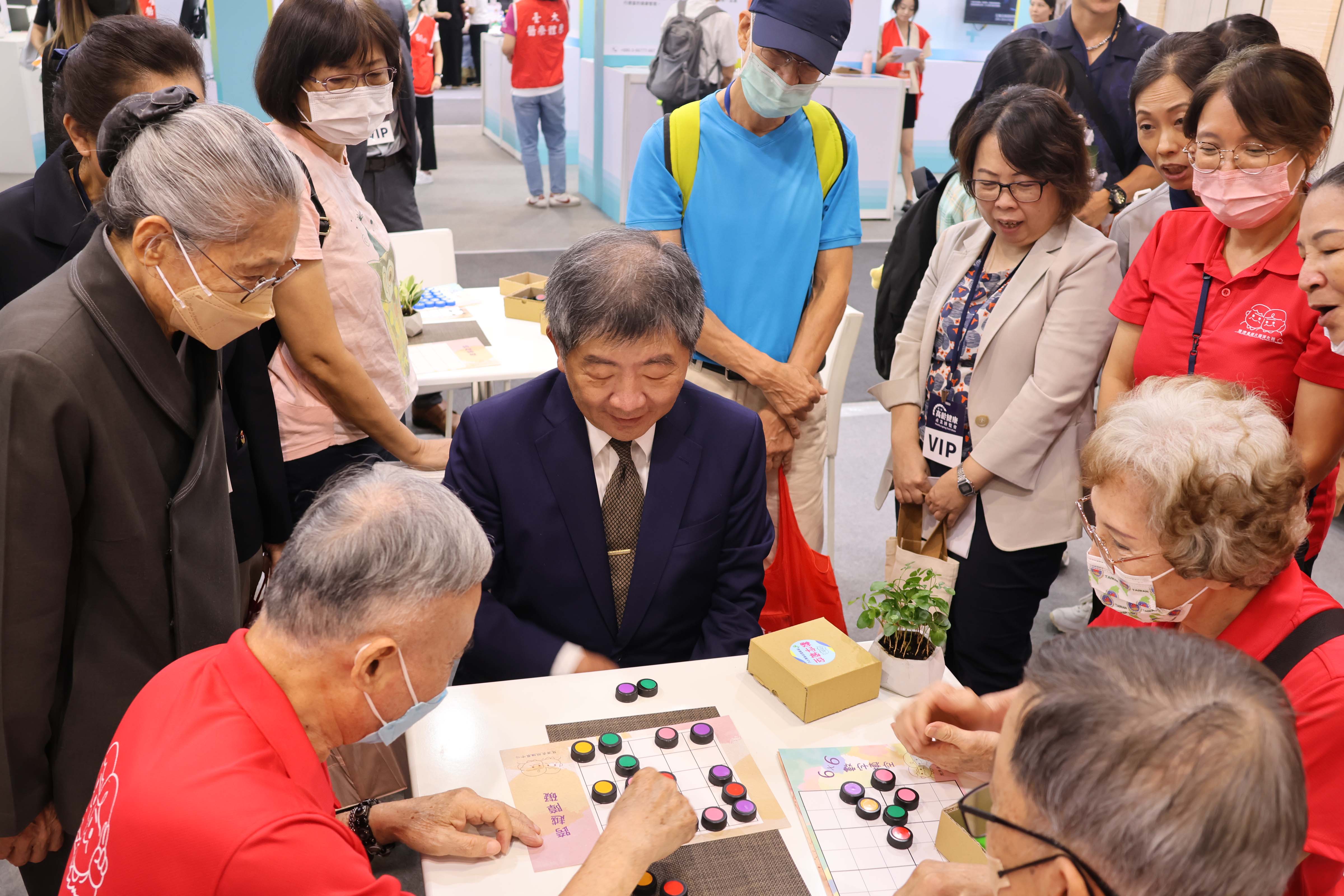 林碧玉總召集人陪同行政院政務委員陳時中，與長輩一起挑戰蓋世英雄環保桌遊。