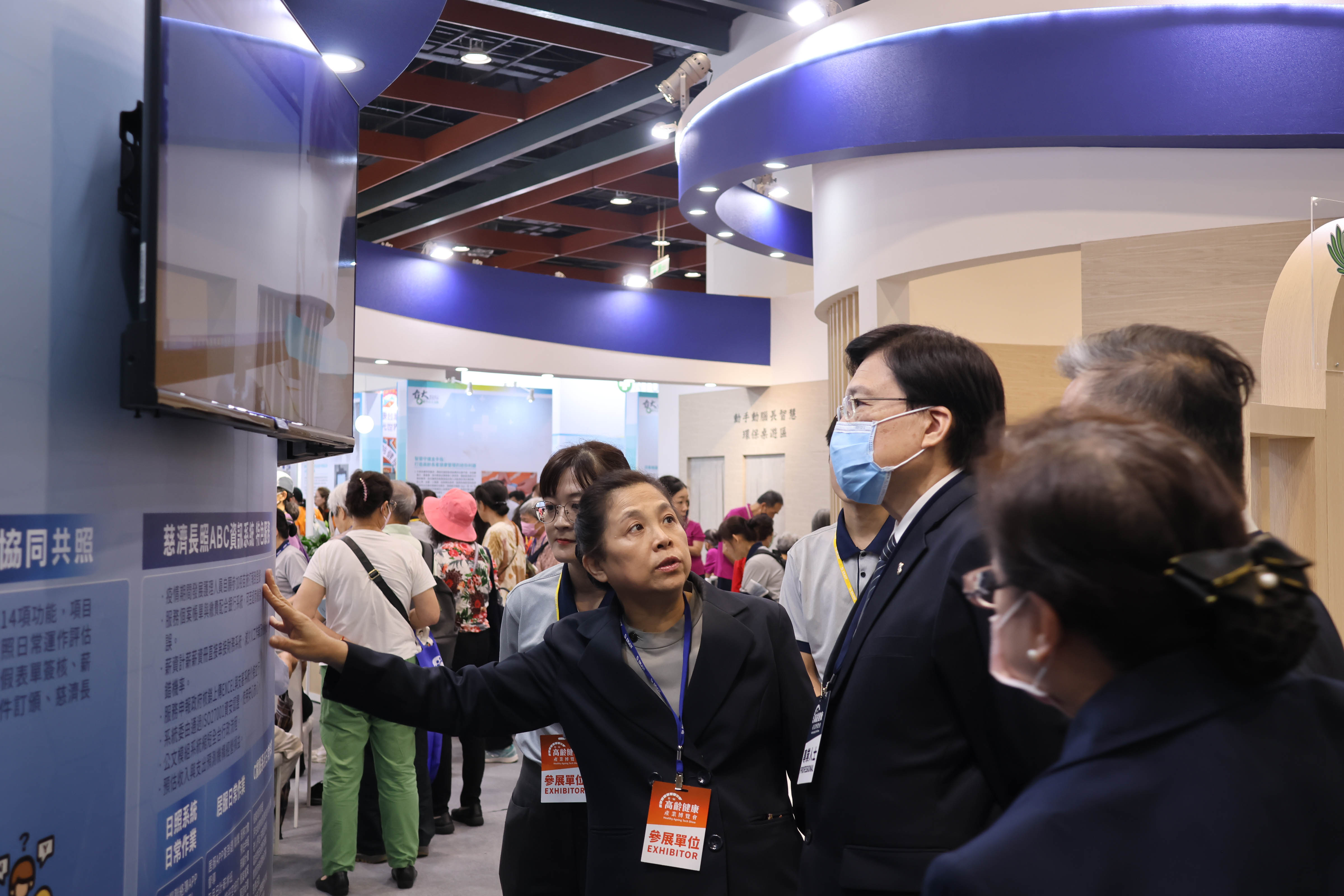 台北慈濟醫院趙有誠院長蒞臨展區，莊淑婷副召集人導覽介紹獲獎的880健康管理照護系統。