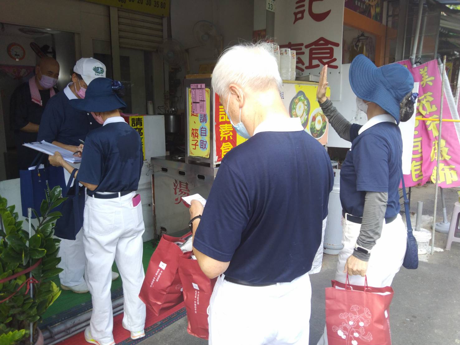 8月3日上午，慈濟志工分別前往鳥松區(鳥松里)、岡山區(劉厝里)發放關懷。