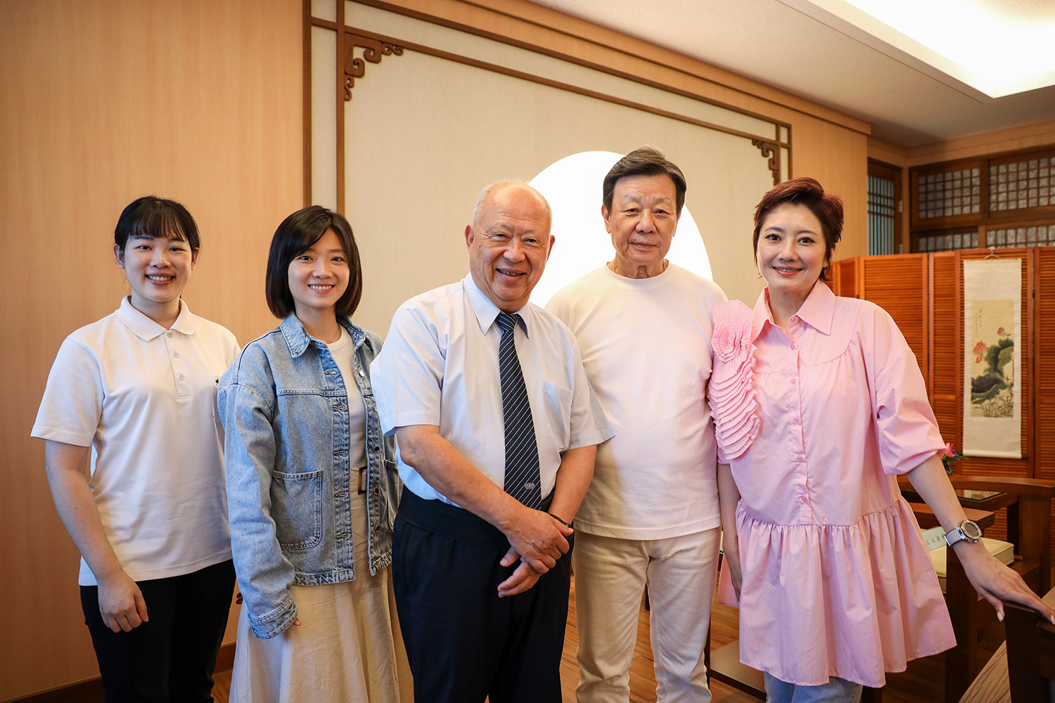 大愛劇《你好，我是誰2》左起：社工個管師筱筑、傅小芸、曹汶龍醫師、寇世勳、劉曉憶。