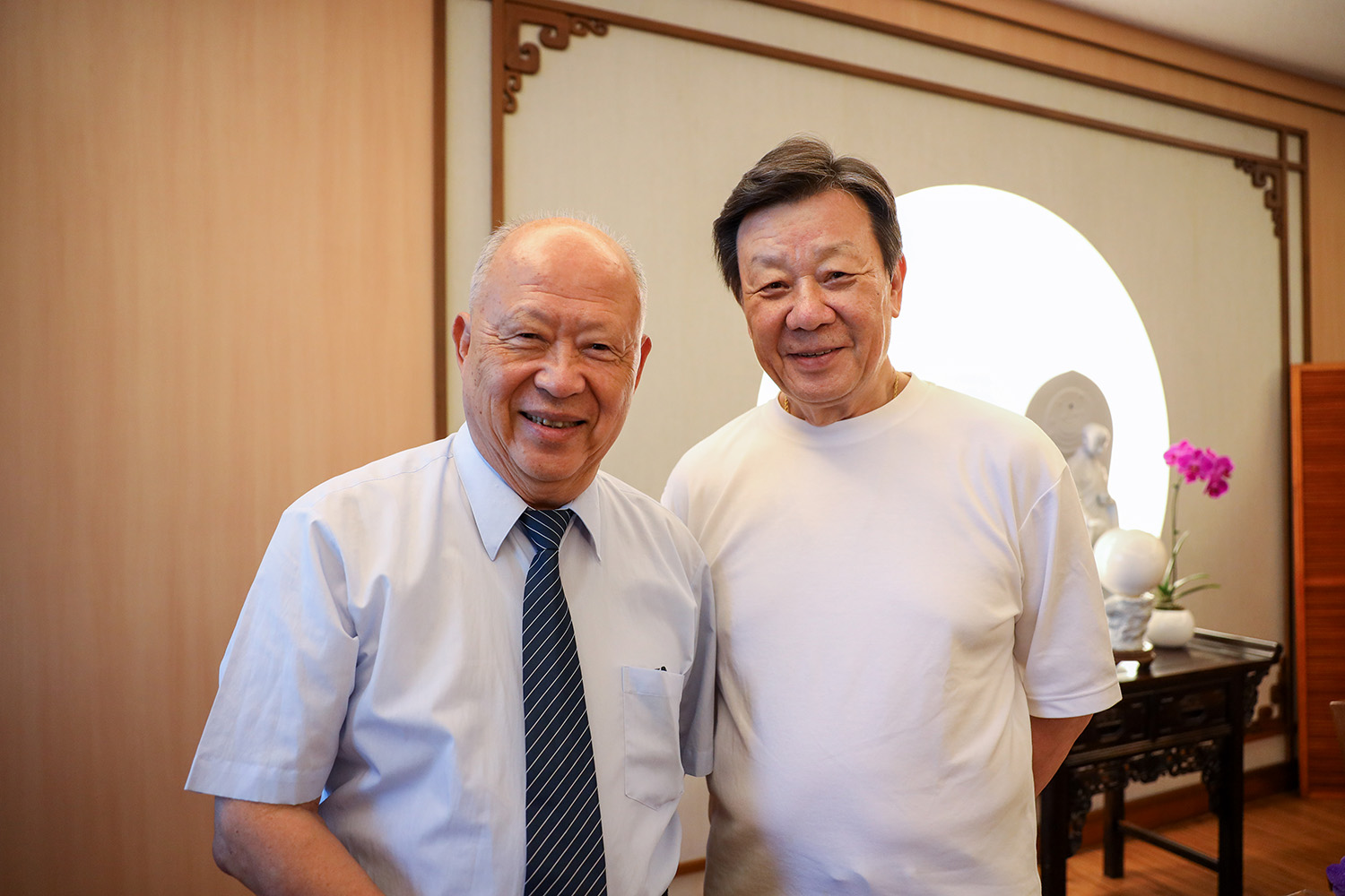 寇世勳飾演曹汶龍醫師(左)(寇琬婷攝影)。