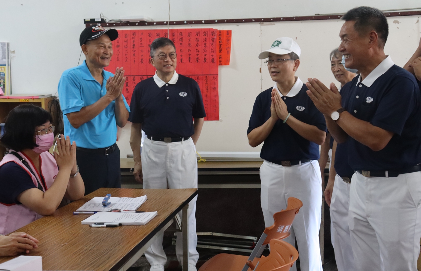 岡山區公所公務人員協助民眾辦理補助申請，慈濟志工也上前致意，公私協力幫助鄉親恢復生活起居。