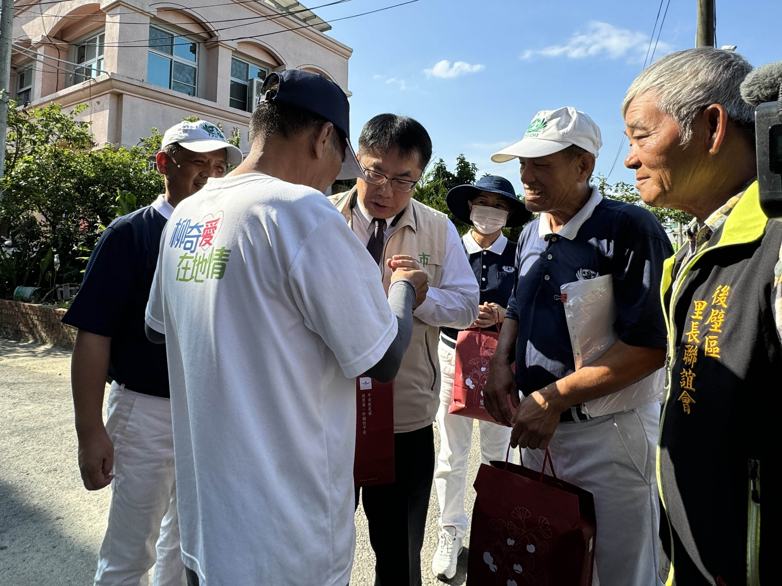 8月5日慈濟前往後壁區新嘉里、竹新里進行安心家訪，黃偉哲市長出席感恩慈濟志工，並與志工前往後壁區關懷民眾。