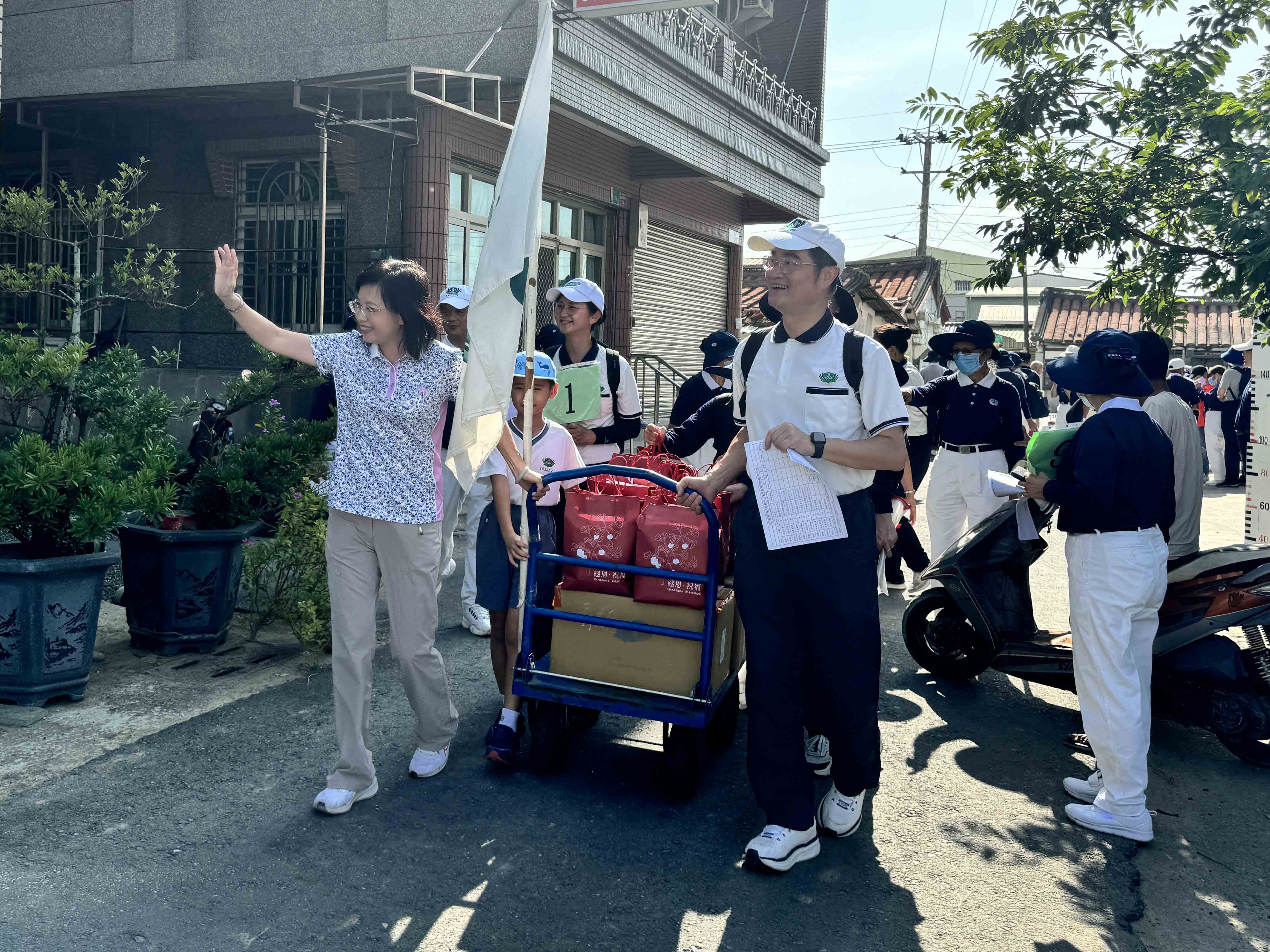8月5日台南慈濟志工、台南慈中前往後壁區新嘉里進行安心家訪，後壁區長陳玉惠帶著志工前往關懷民眾。