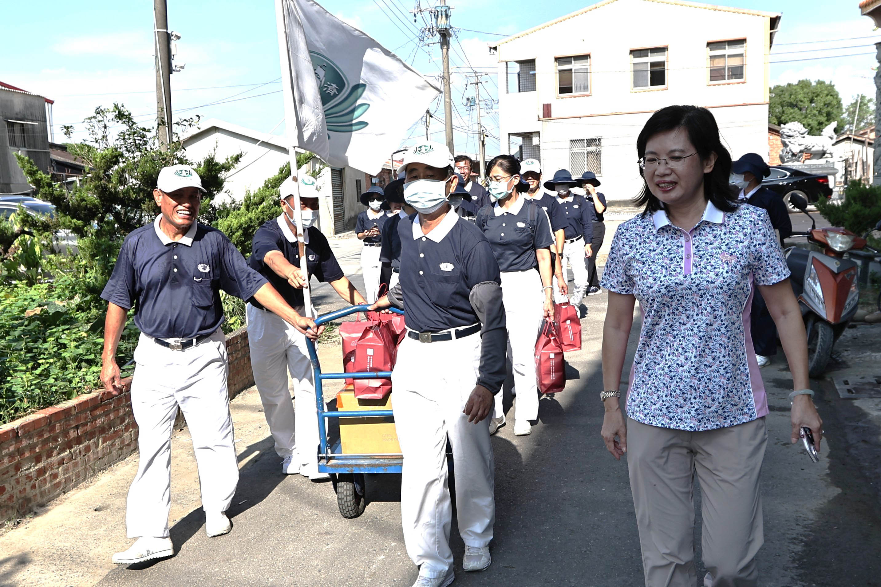 8月5日台南慈濟志工、台南慈中前往後壁區新嘉里進行安心家訪，後壁區長陳玉惠帶著志工前往關懷民眾。