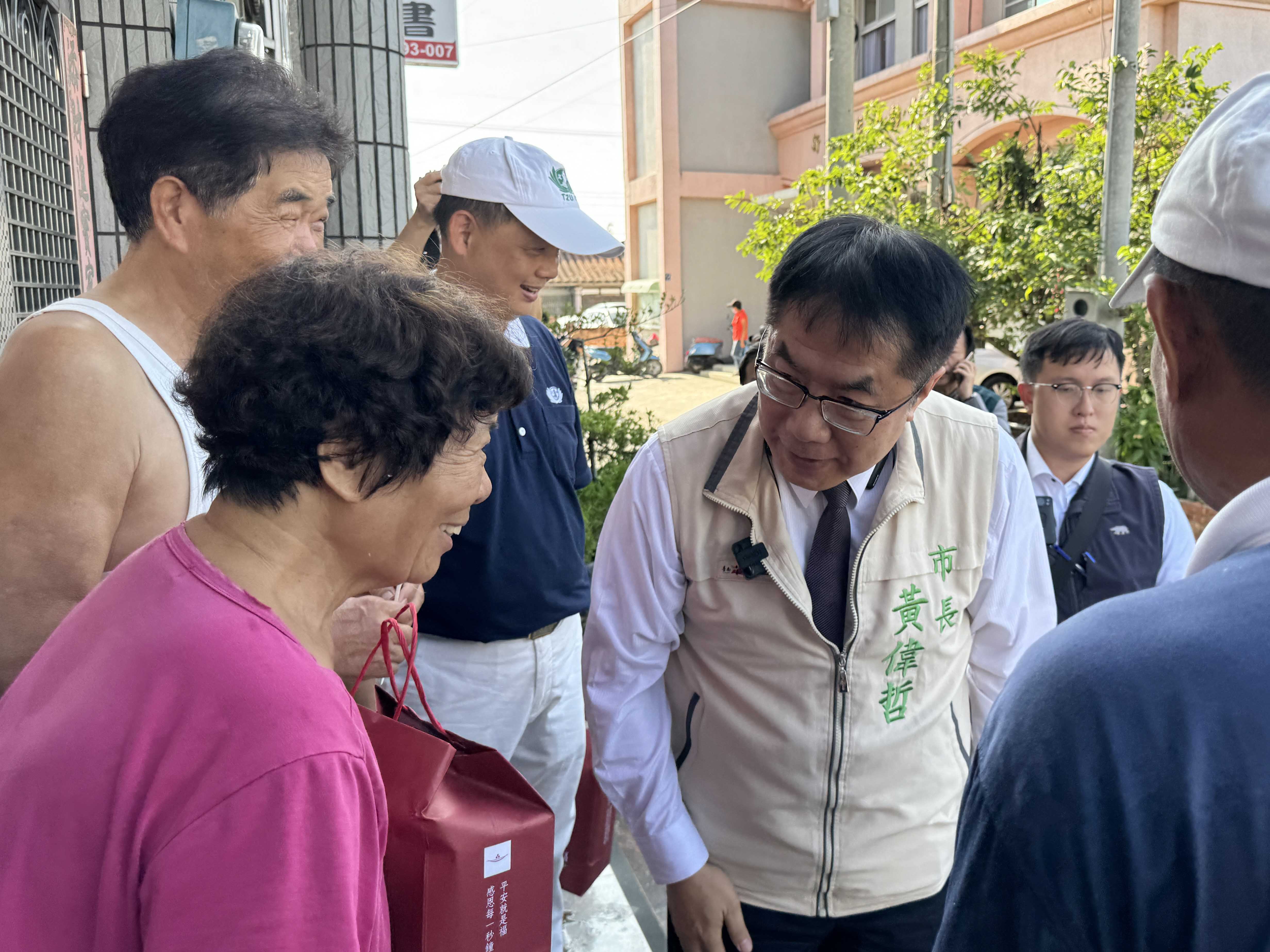 8月5日慈濟前往後壁區新嘉里、竹新里進行安心家訪，黃偉哲市長出席感恩慈濟志工，並與志工前往後壁區關懷民眾。