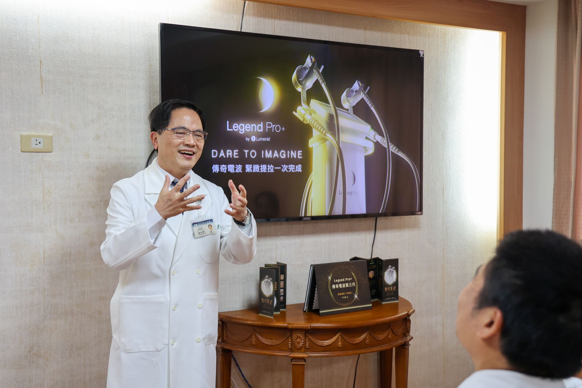 林欣榮院長認為醫院不只是看病、治病，更是守護健康的地方，而隨著平均餘命的提升，更期待人人活得健康與神采奕奕