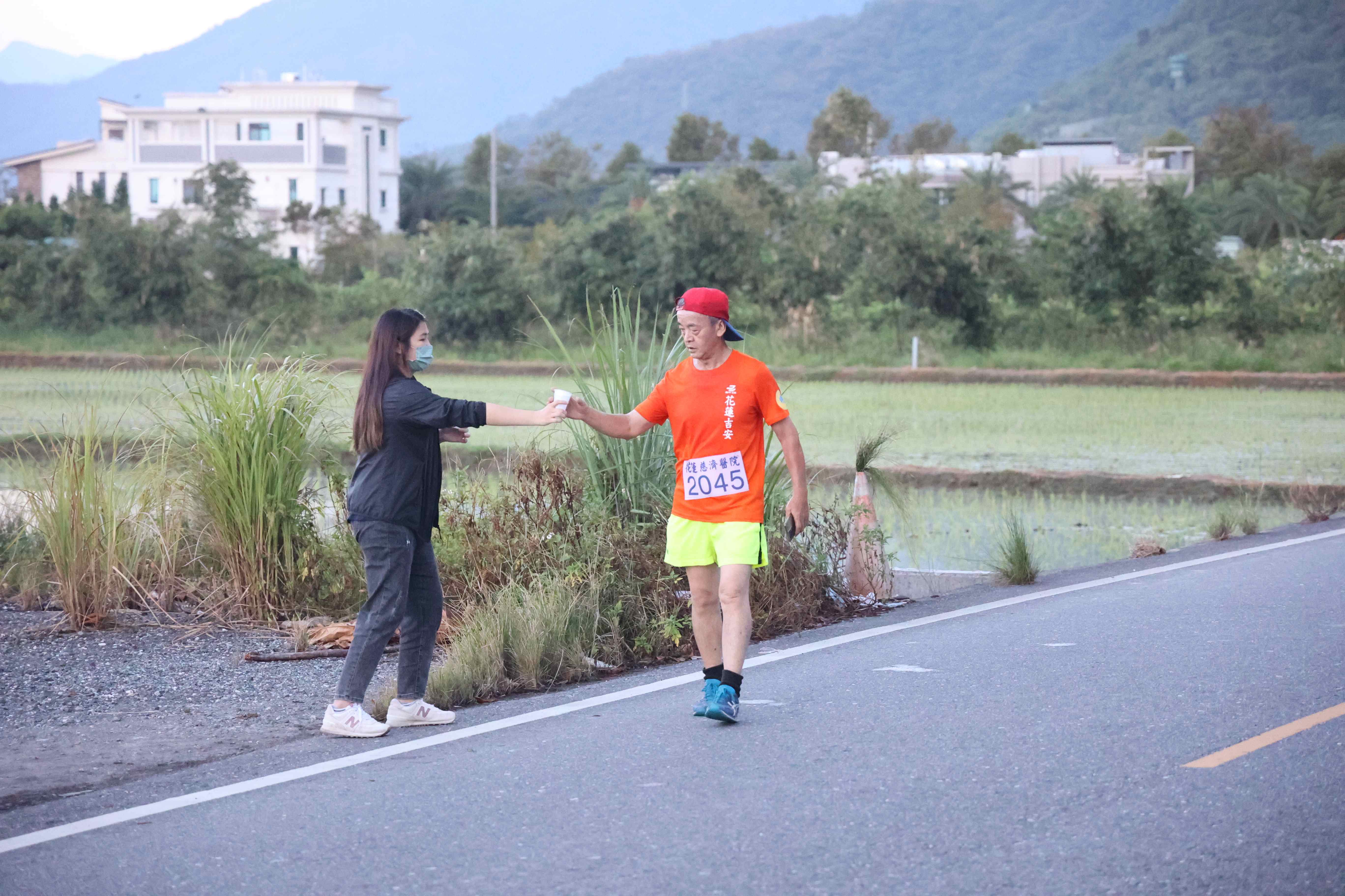 沿著中山路、國福大橋、落羽松小徑、田間小路，路途中設了四個補給站。