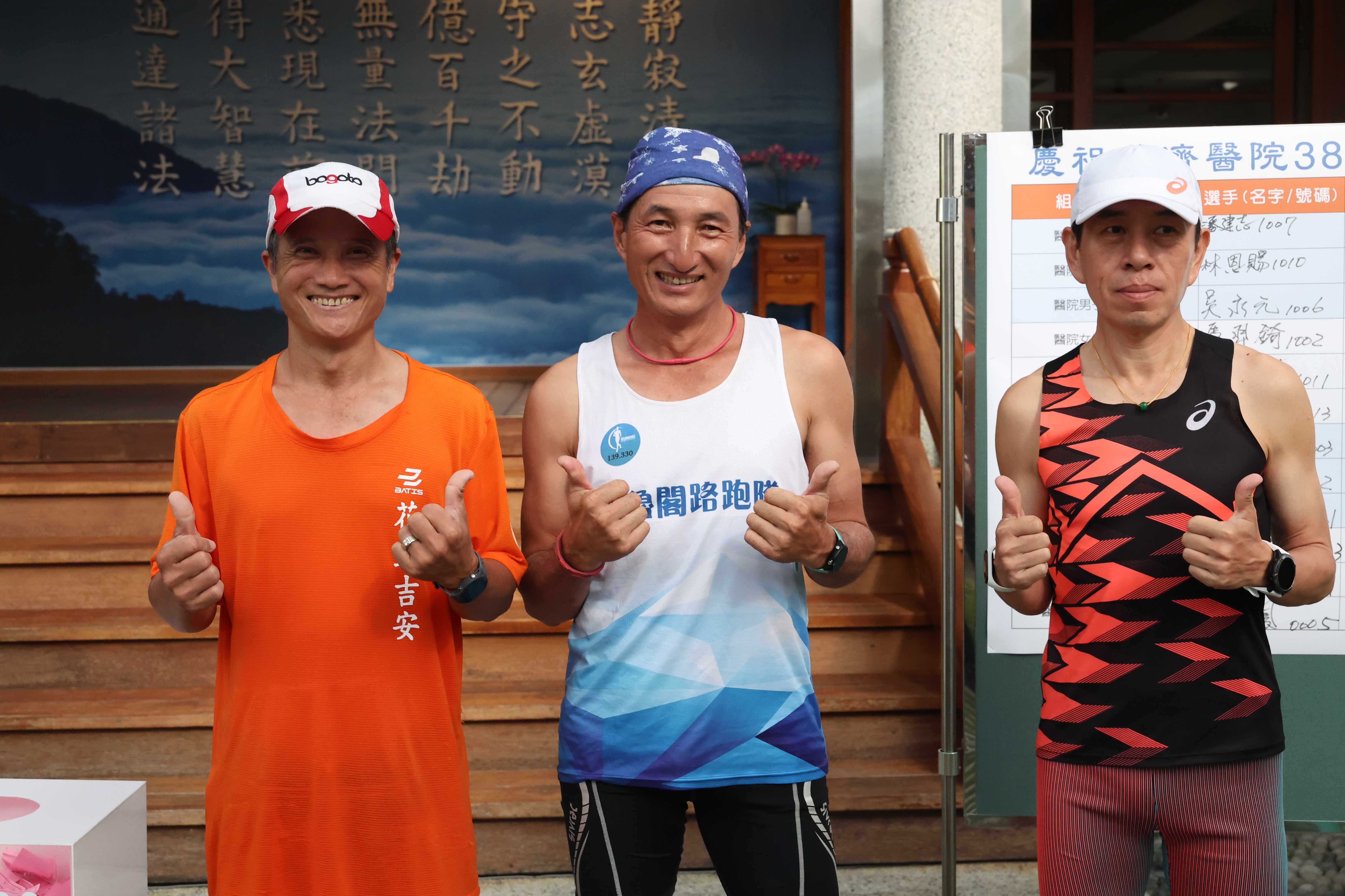 社區長青男子組前三名，陳明裕(左起)、王守睿、陳定承