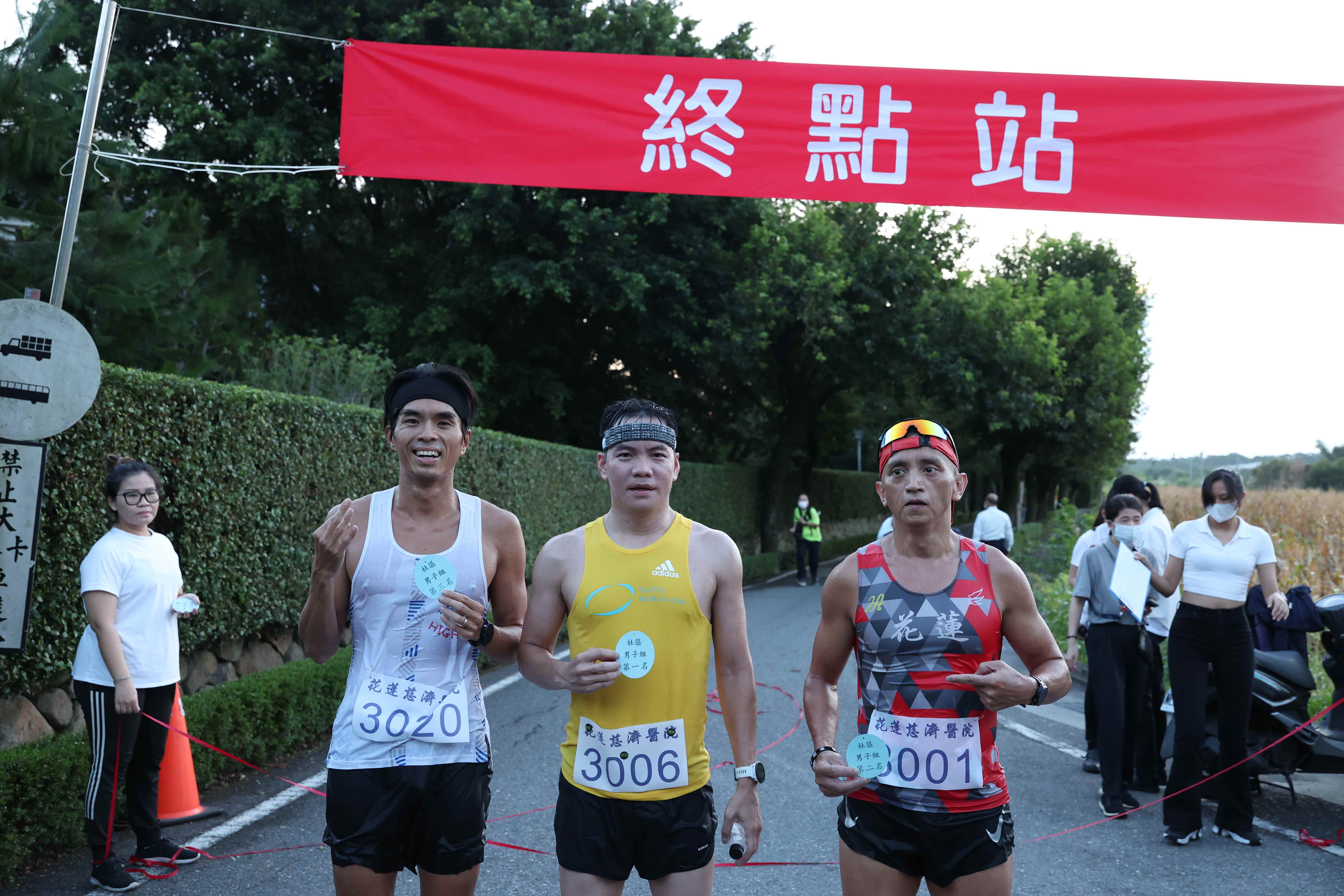 「回歸心靈故鄉路跑暨健行活動」，經過30分28秒，社區男子組陳永慶(中)，率先抵達終點，緊接著是同組林福勝(右)與顏銘漢(左)，分別以30分46秒、30分49秒，贏得第二、三名。