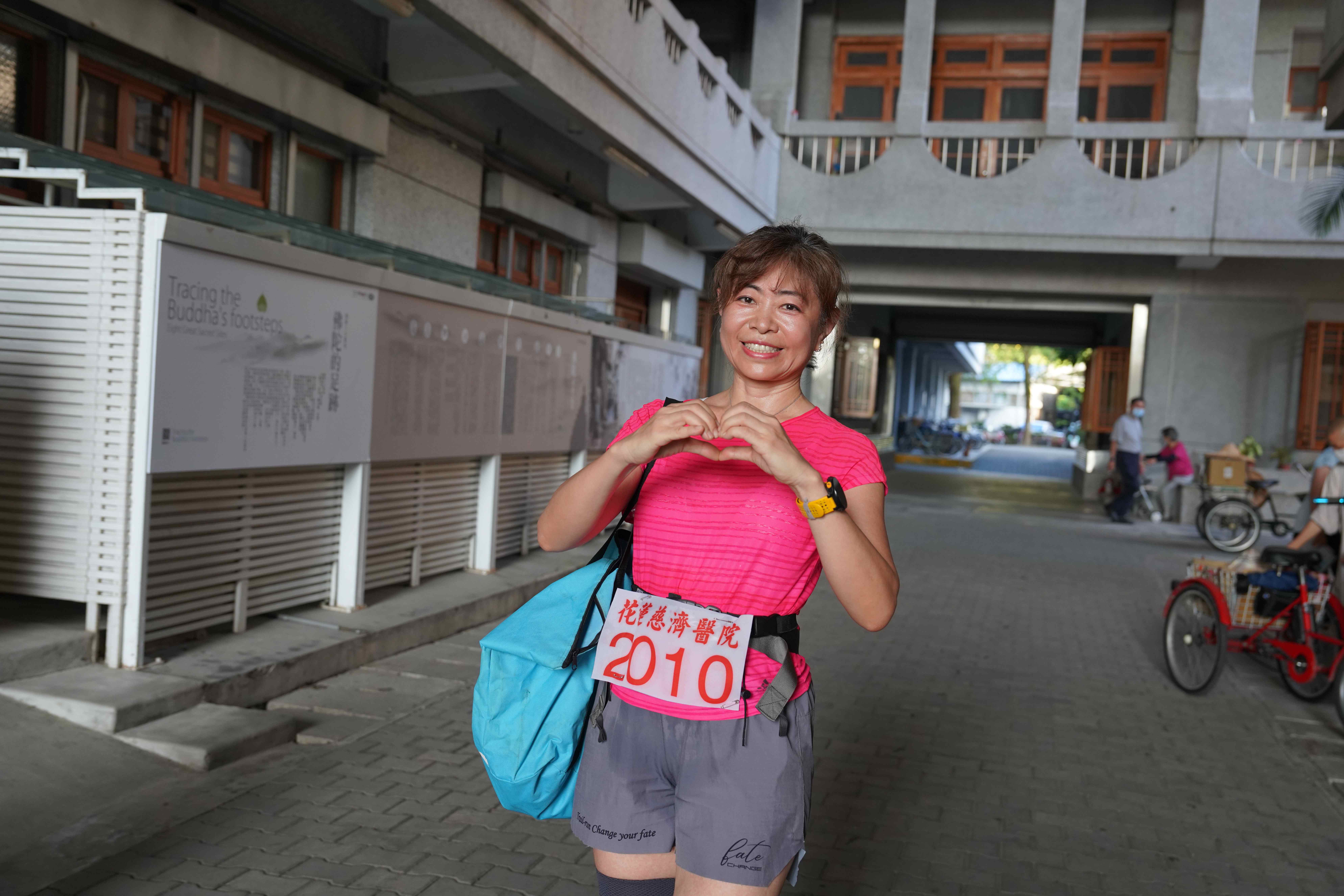 慈濟大學謝婉華老師感恩慈院提供社區一個活動機會，在工作之餘還能放鬆筋骨，舒緩身心。