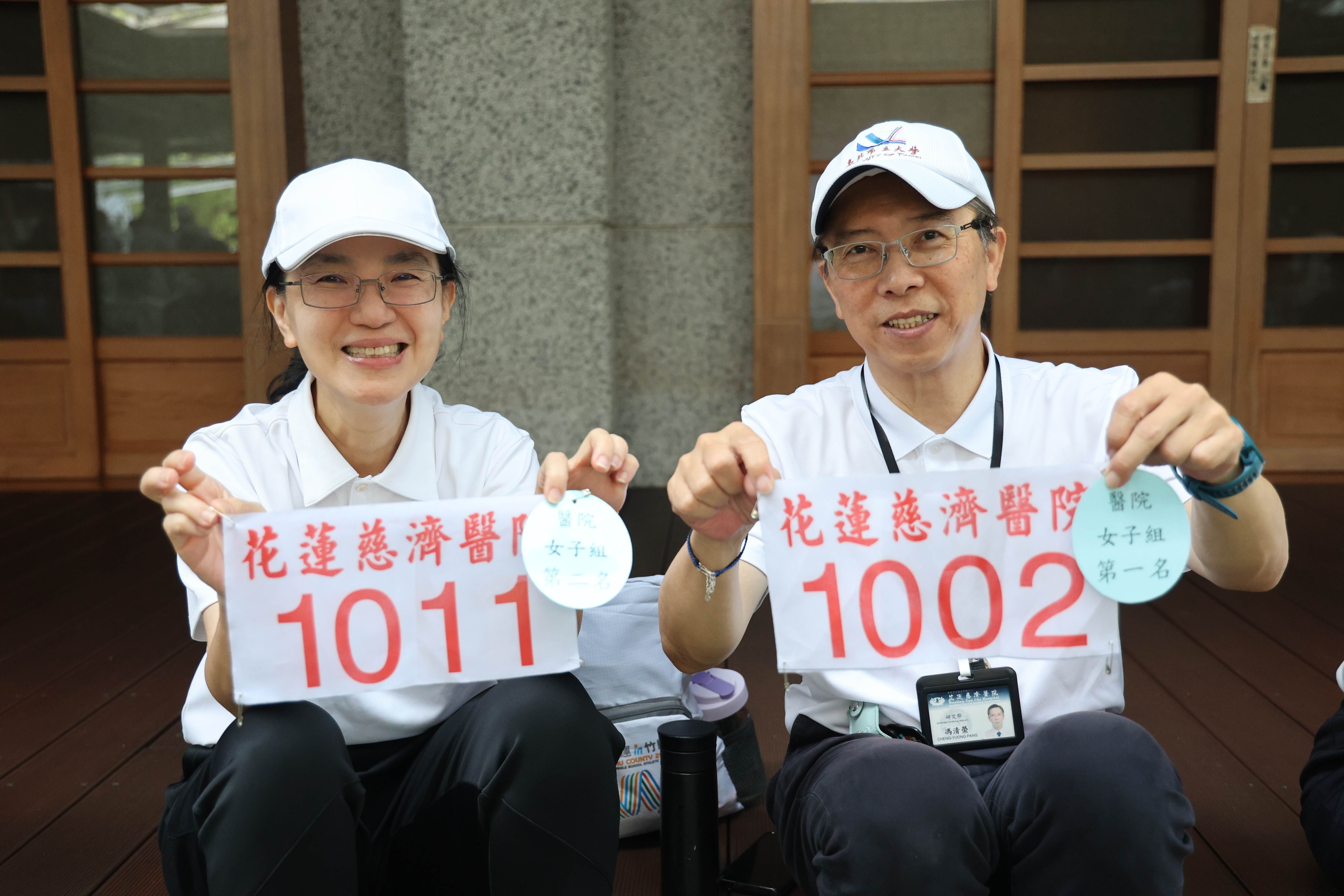 醫院女子組馮羿錡、馮羿樺是姊妹，由於已上臺北，由父親花蓮慈院研究部副主任馮清榮(右)、母親李思蓓代為領獎。