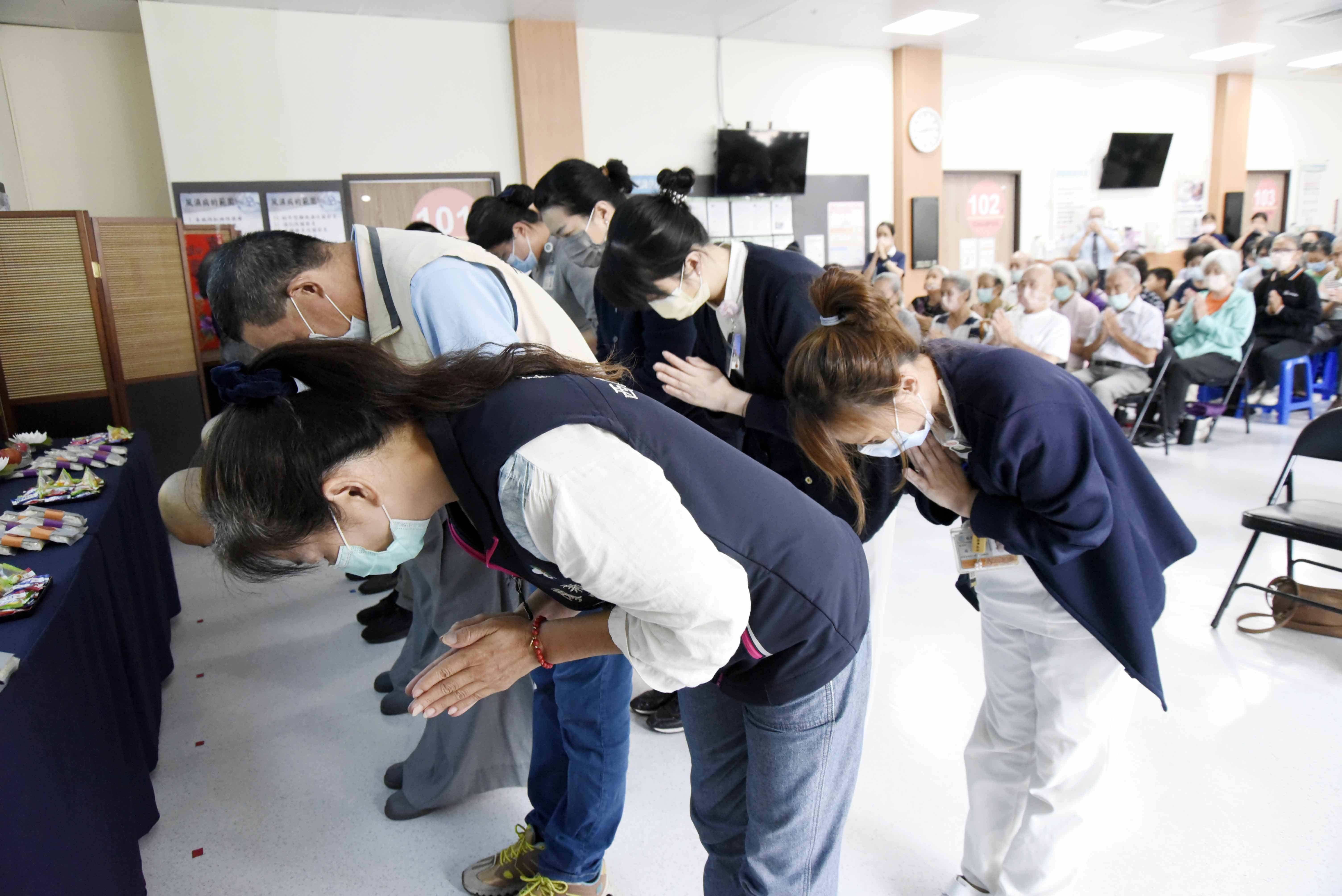 大眾禮敬諸佛，祈求平安健康。