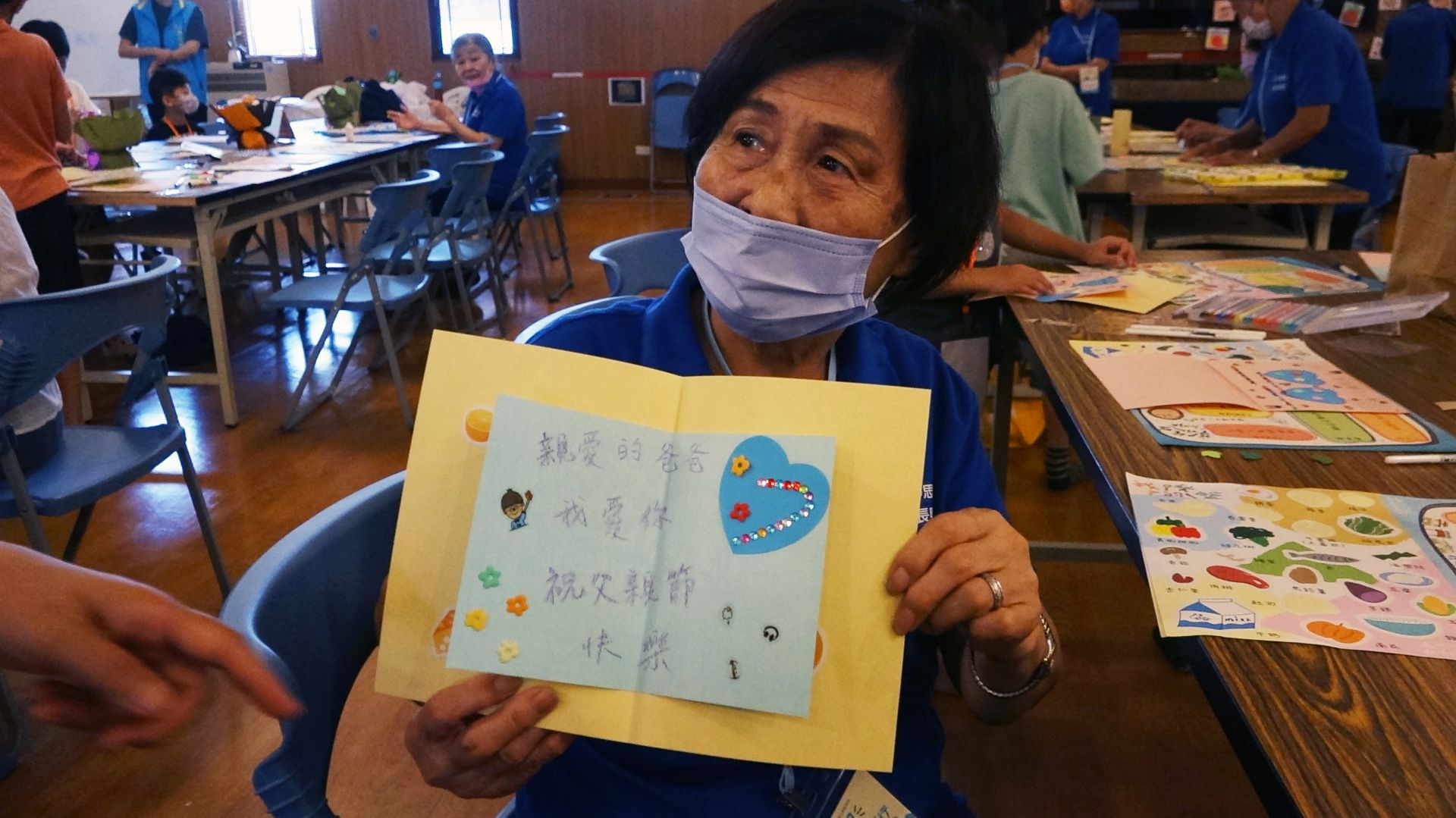 汪曾敏手指著在卡片右上角的心，說：「這是我的一片心，想念親愛的爸爸，希望他在天上能快樂。」
