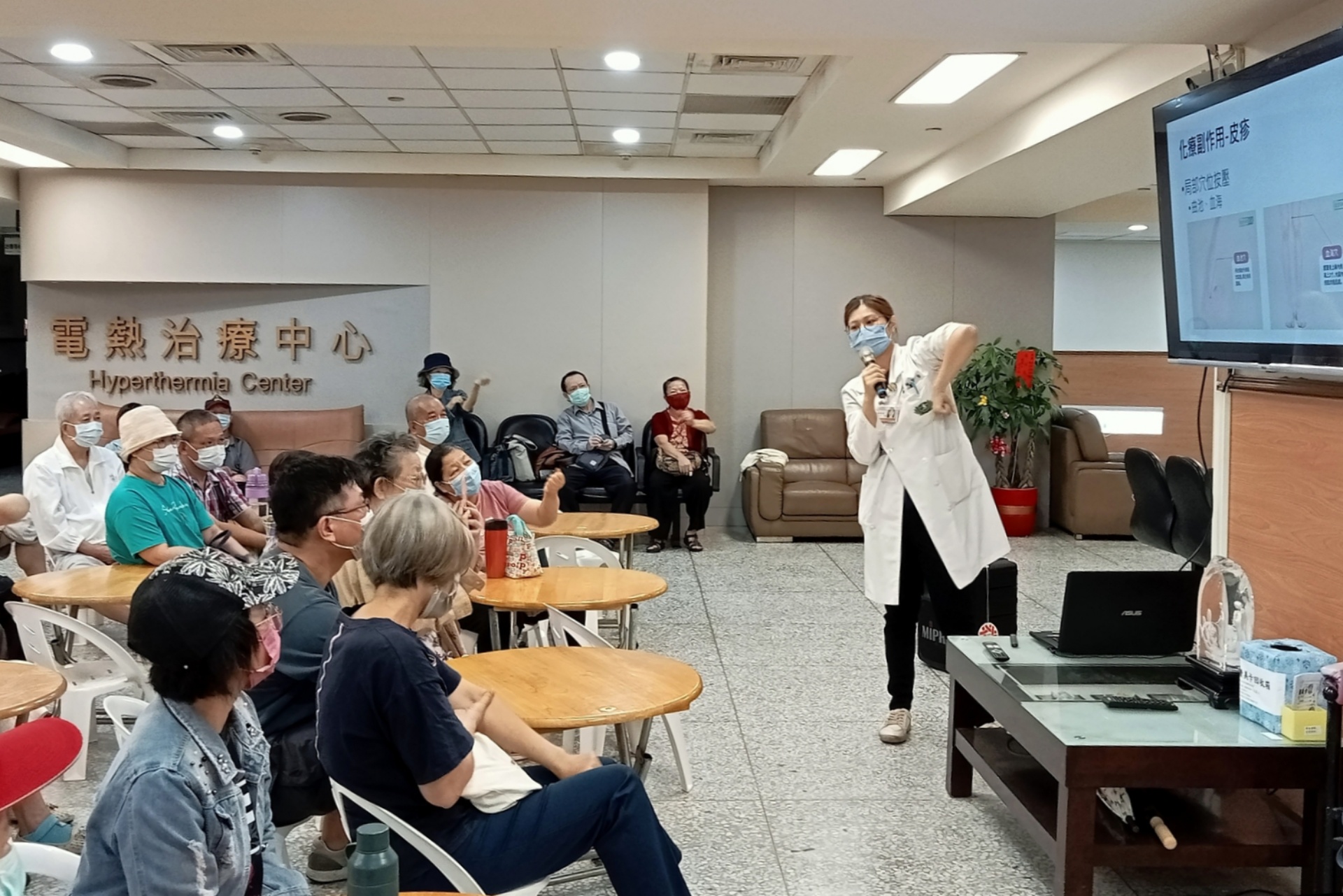 中醫部鍾郁蓉醫師分享中醫在肺癌治療中，能與西醫互相搭配，「西醫為主、中醫為輔」