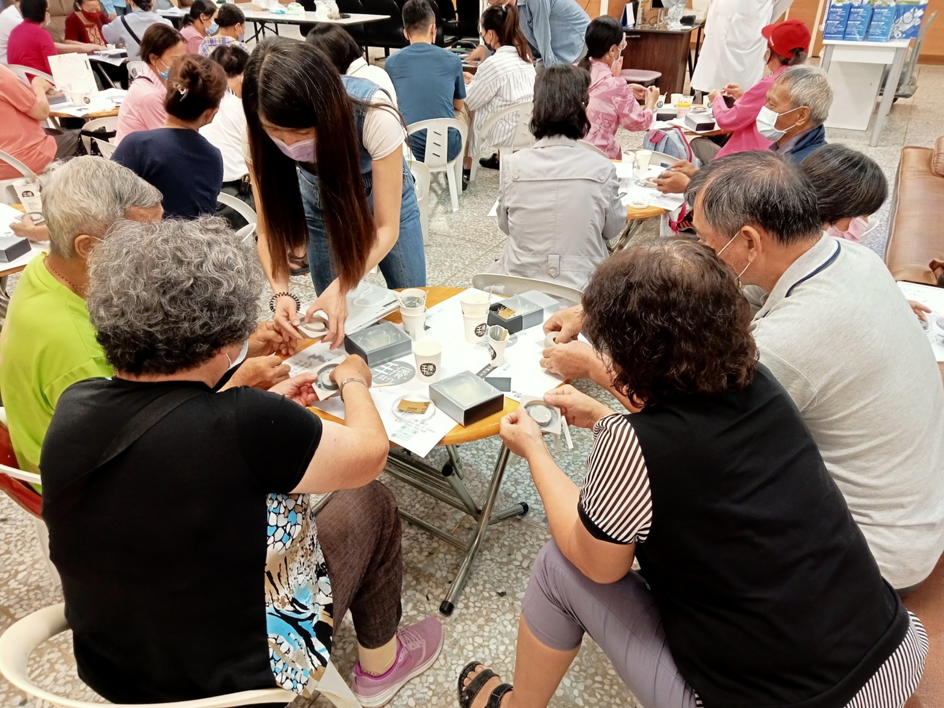 嘉義市文創園區「手癢．就做」文美琳老師帶領病友們一起做擴香石