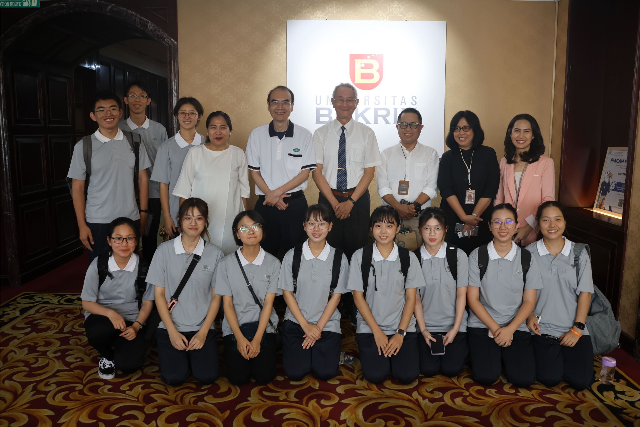 慈大師生與Bakrie社會學院院長、國際長、傳播系老師合影