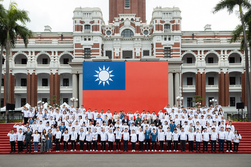 2024奧運選手們於總統府前大合照