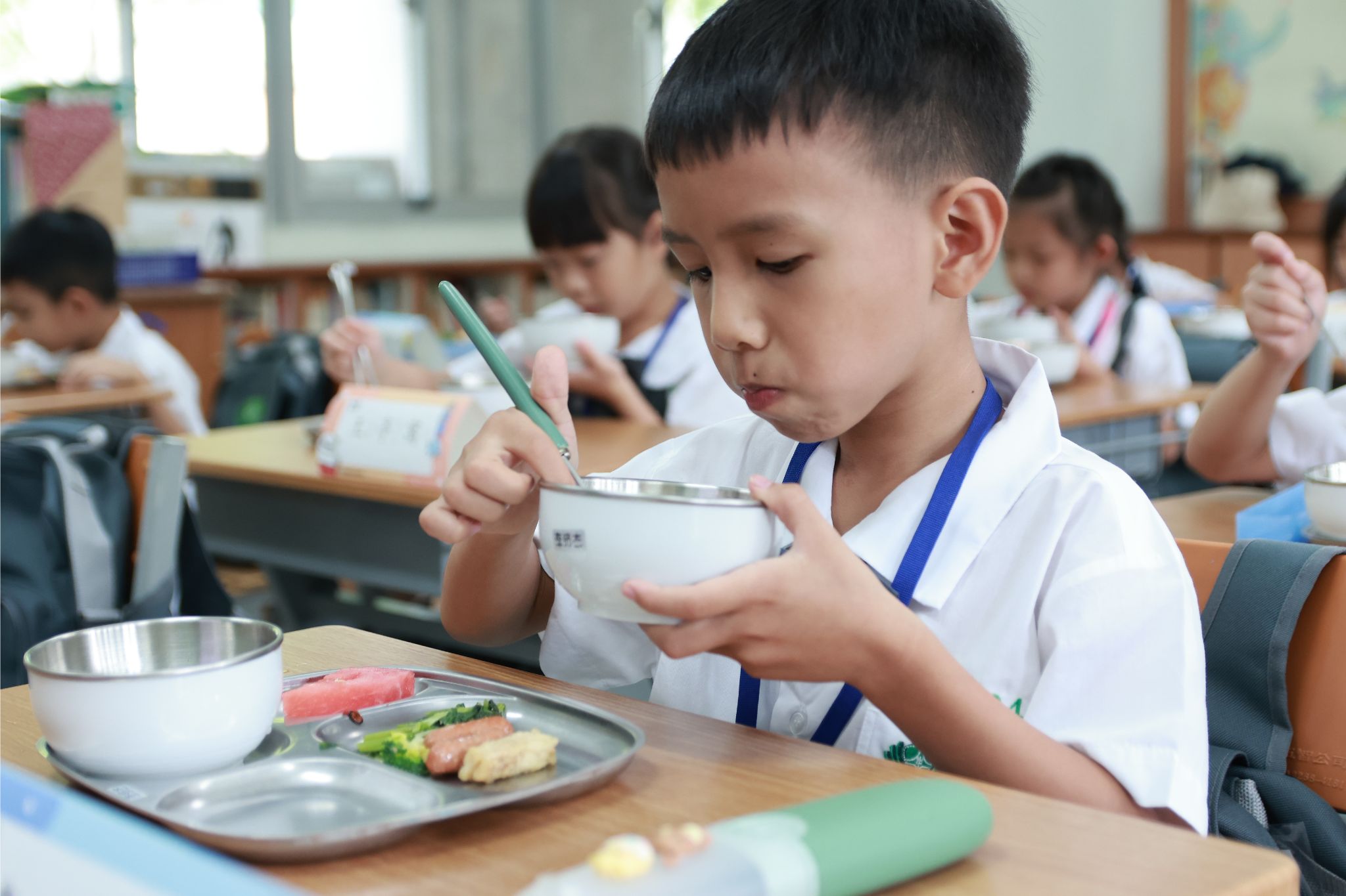 孩子在新生體驗營中學會了龍口含珠、鳳頭飲水的用餐禮儀。