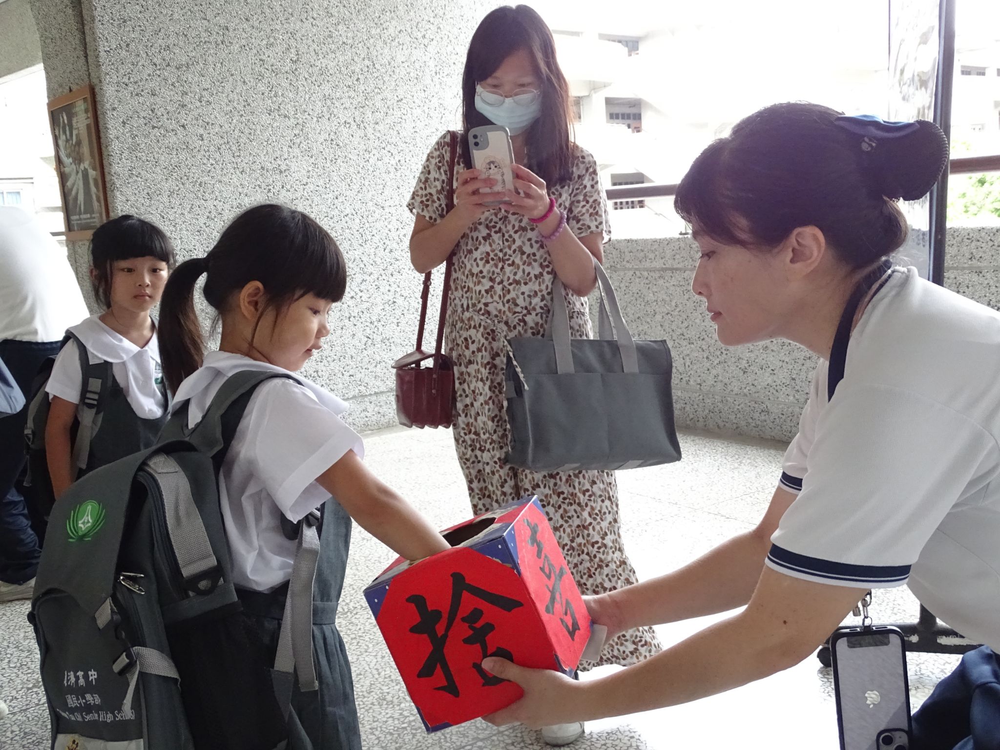 家長陪伴孩子踏上人生新的里程碑，通過慈悲喜捨門迎接師長們熱情的祝福，格外有意義。