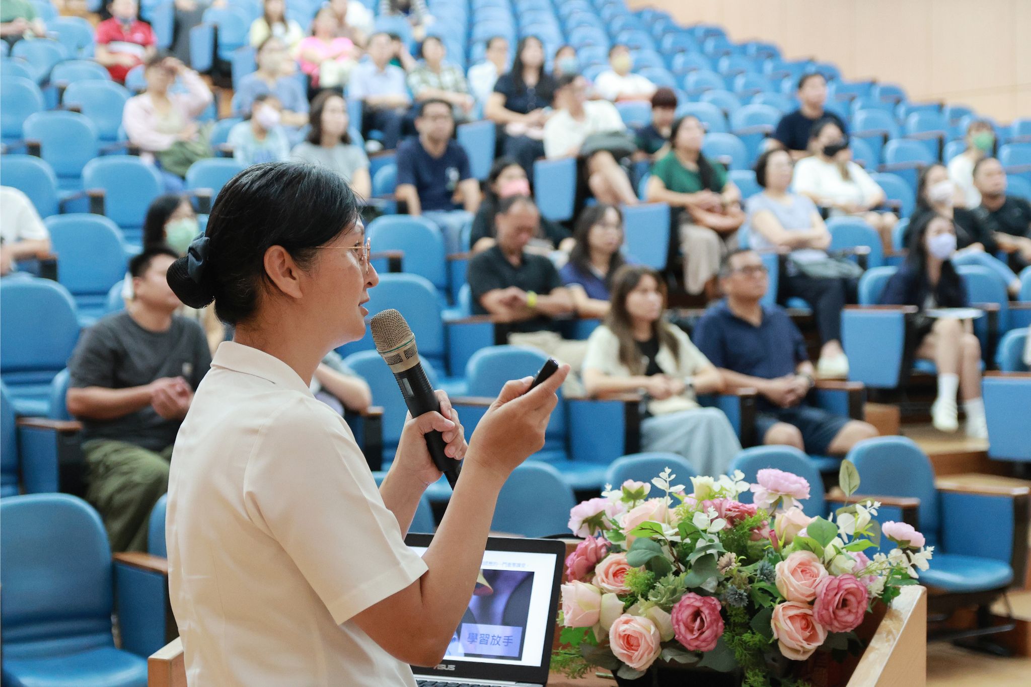 學校特別安排親職講座，讓家長可以陪伴孩子適應新環境。