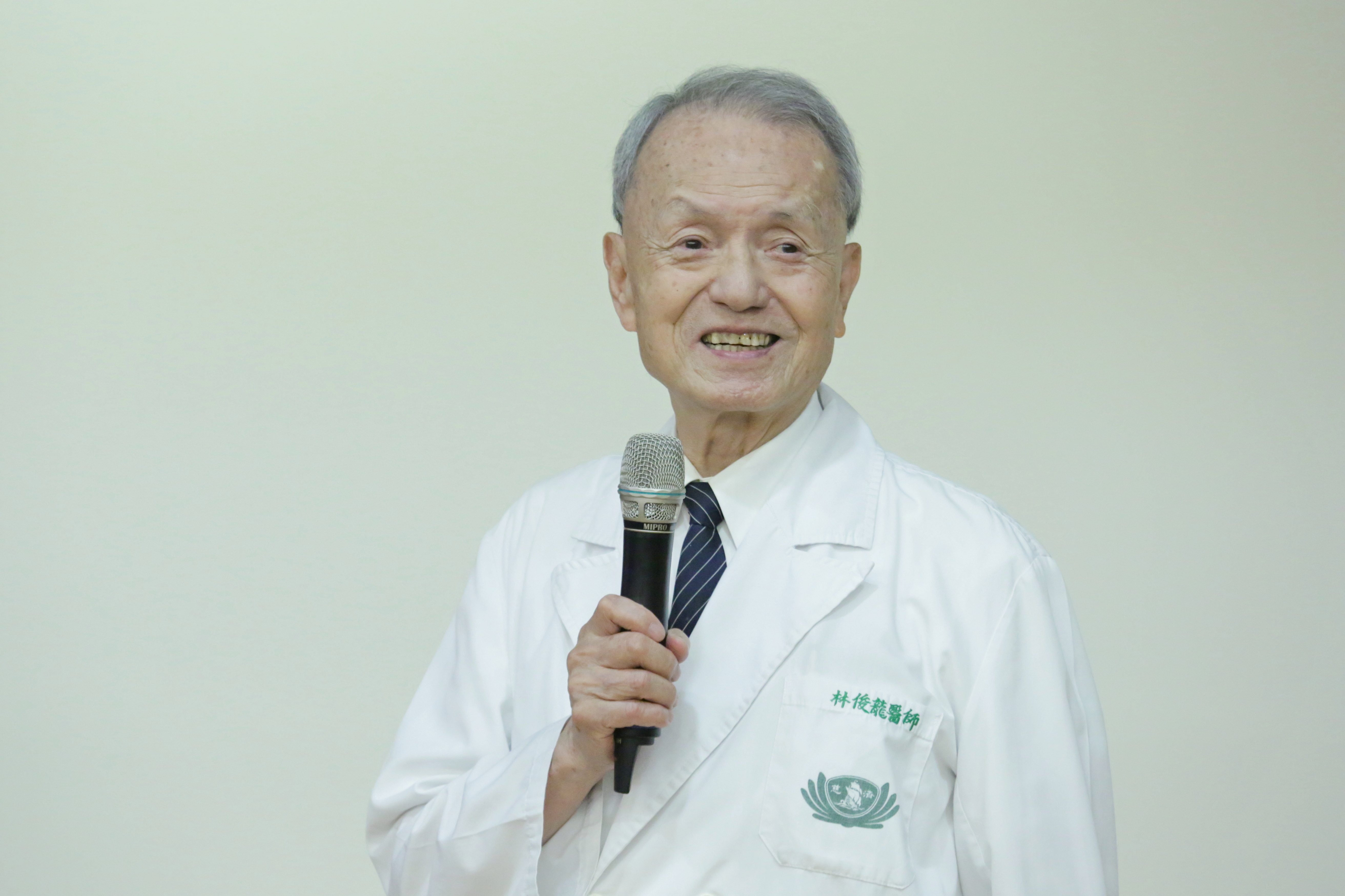 慈濟醫療志業執行長林俊龍，祝賀花蓮慈院38周年生日快樂，也表示只要病人有需要，醫療團隊會盡力去達成，守護花東地區民眾的健康。