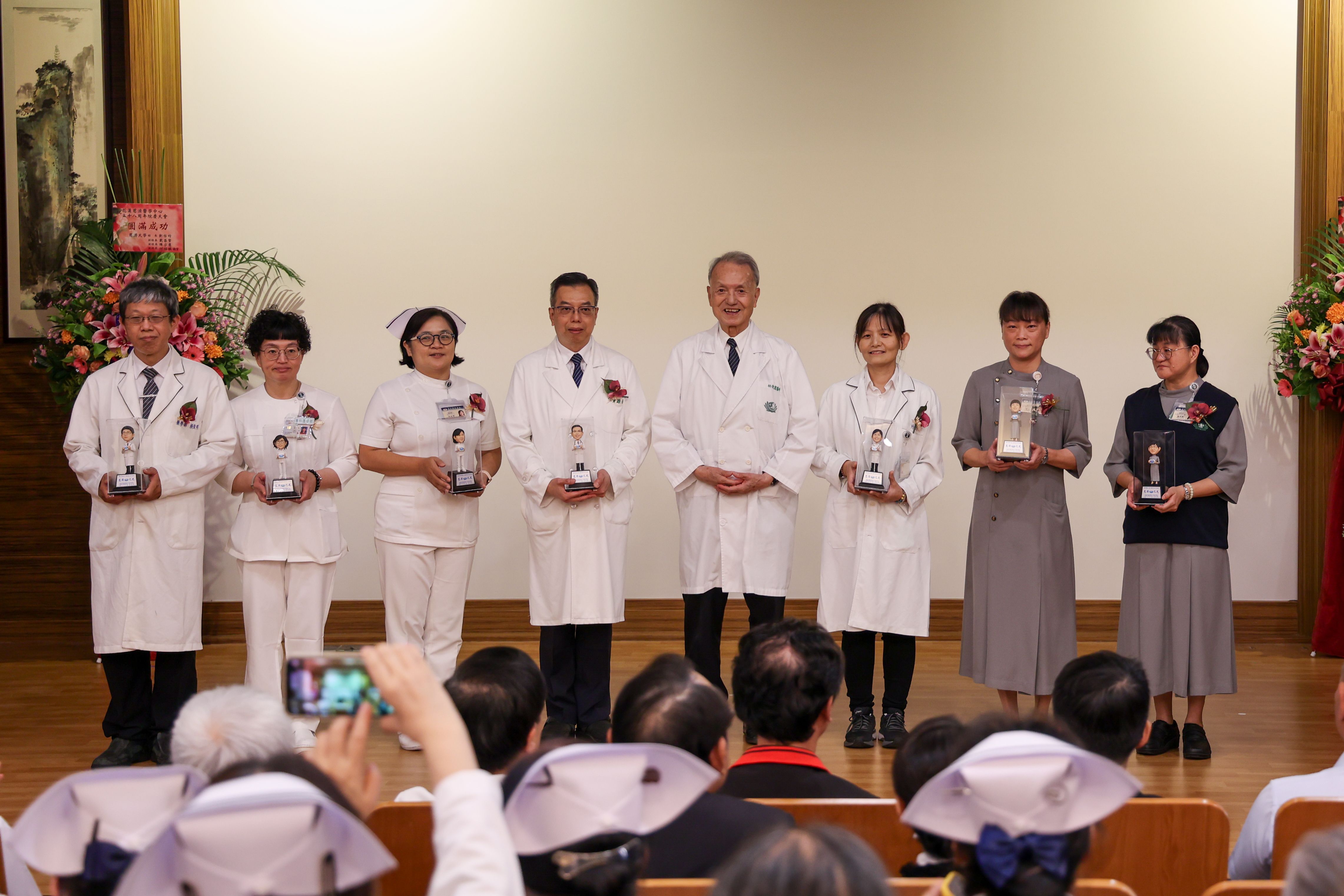 慈濟醫療志業執行長林俊龍(右四)與三十周年資深同仁合影。