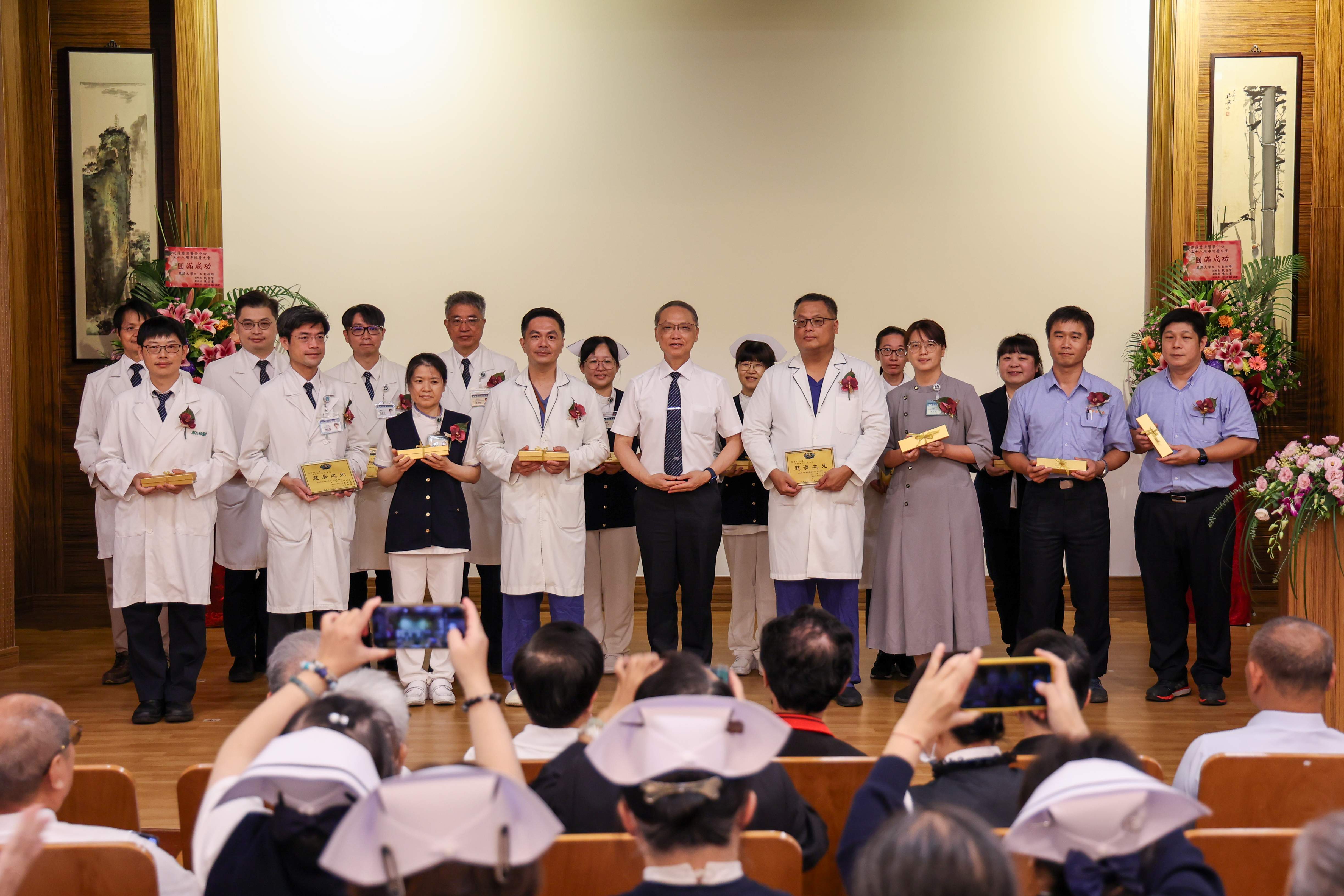 慈濟基金會執行長顏博文(右前排五)與20周年資深同仁合影。