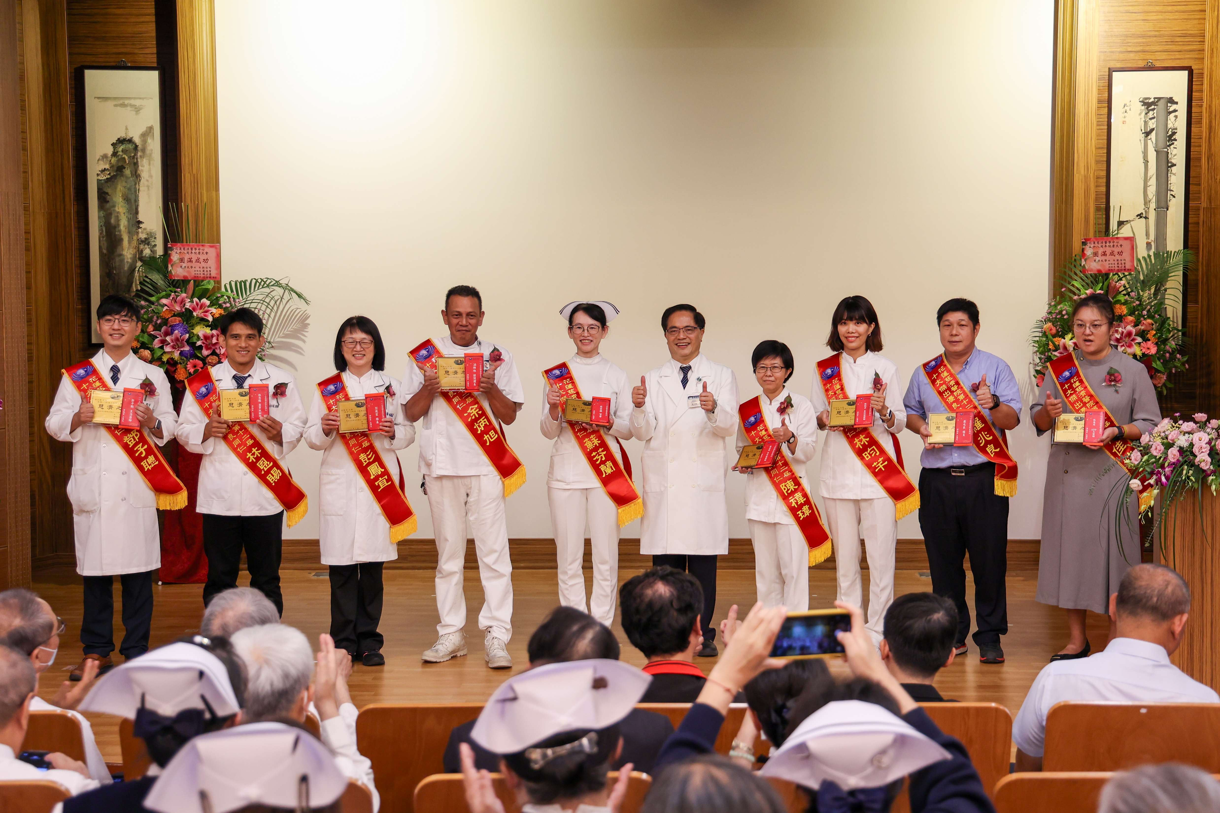 花蓮慈院林欣榮院長(右五)與年度優良同仁合影。