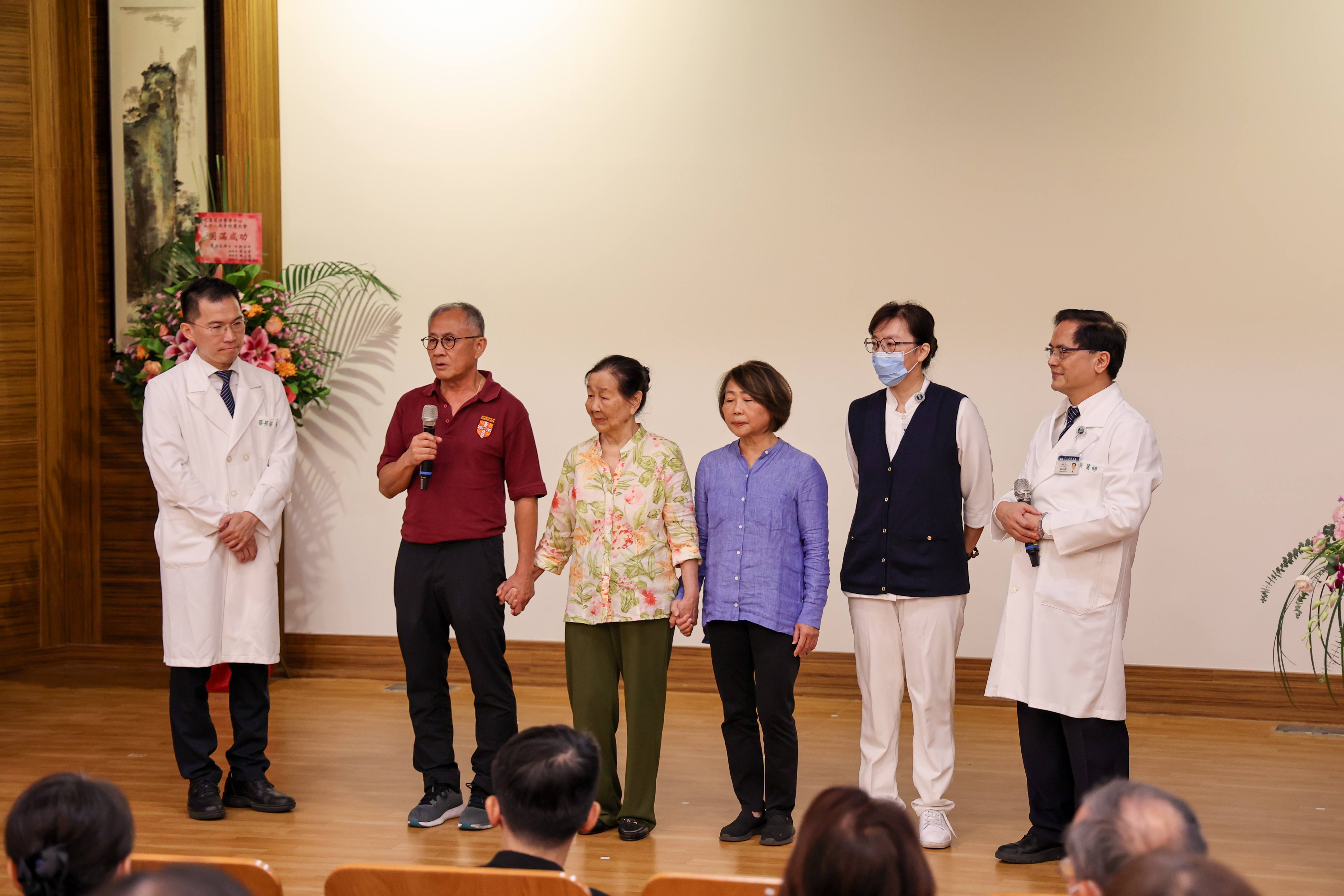 Jeremy 的爸爸(左二)、98歲奶奶(左三)、姑姑(右三)等分別從香港、印尼、澳洲來到花蓮慈院的院慶大會分享中西醫精準治療Jeremy的好消息。