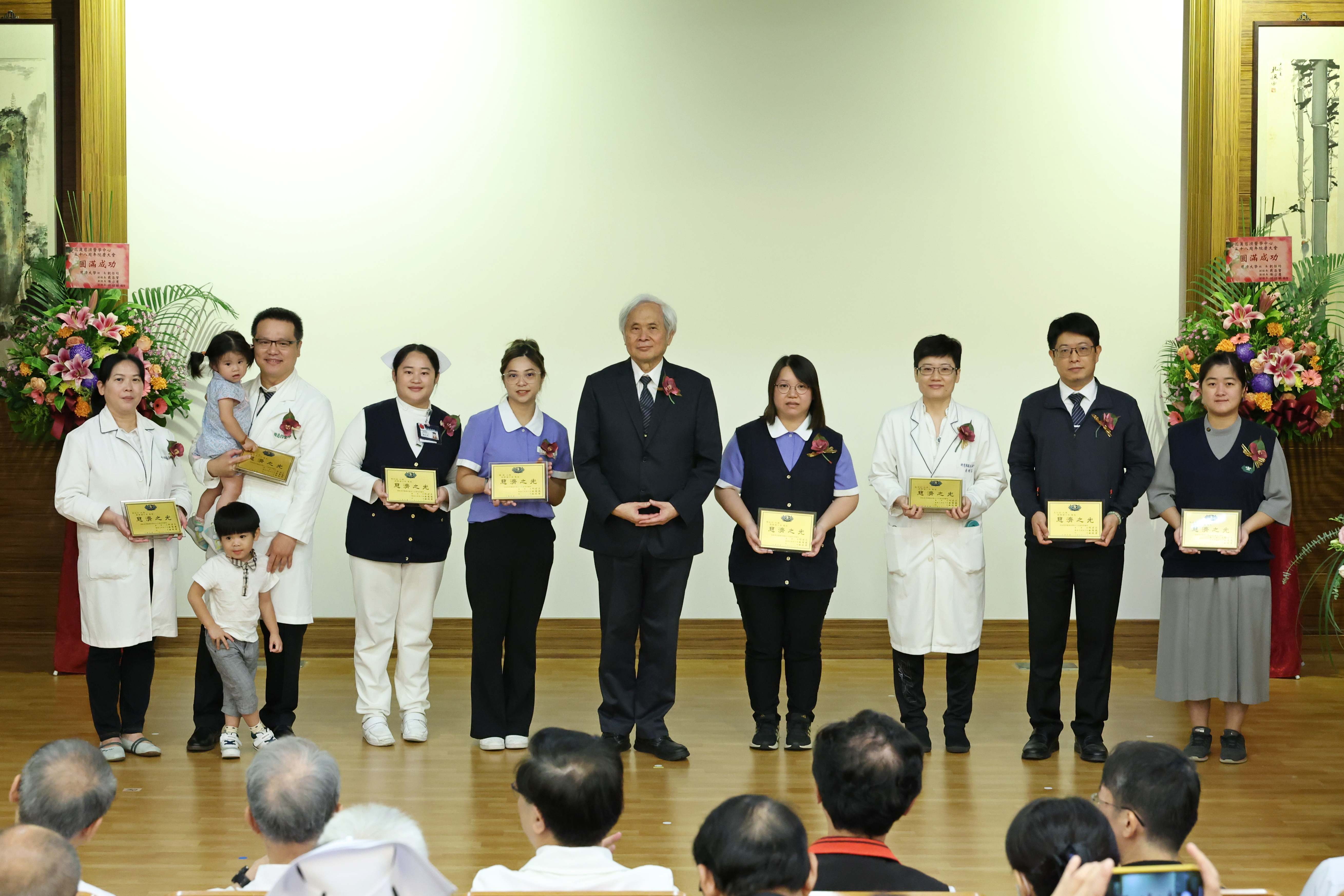 慈濟教育志業執行長王本榮(右五)與10周年資深同仁合影。