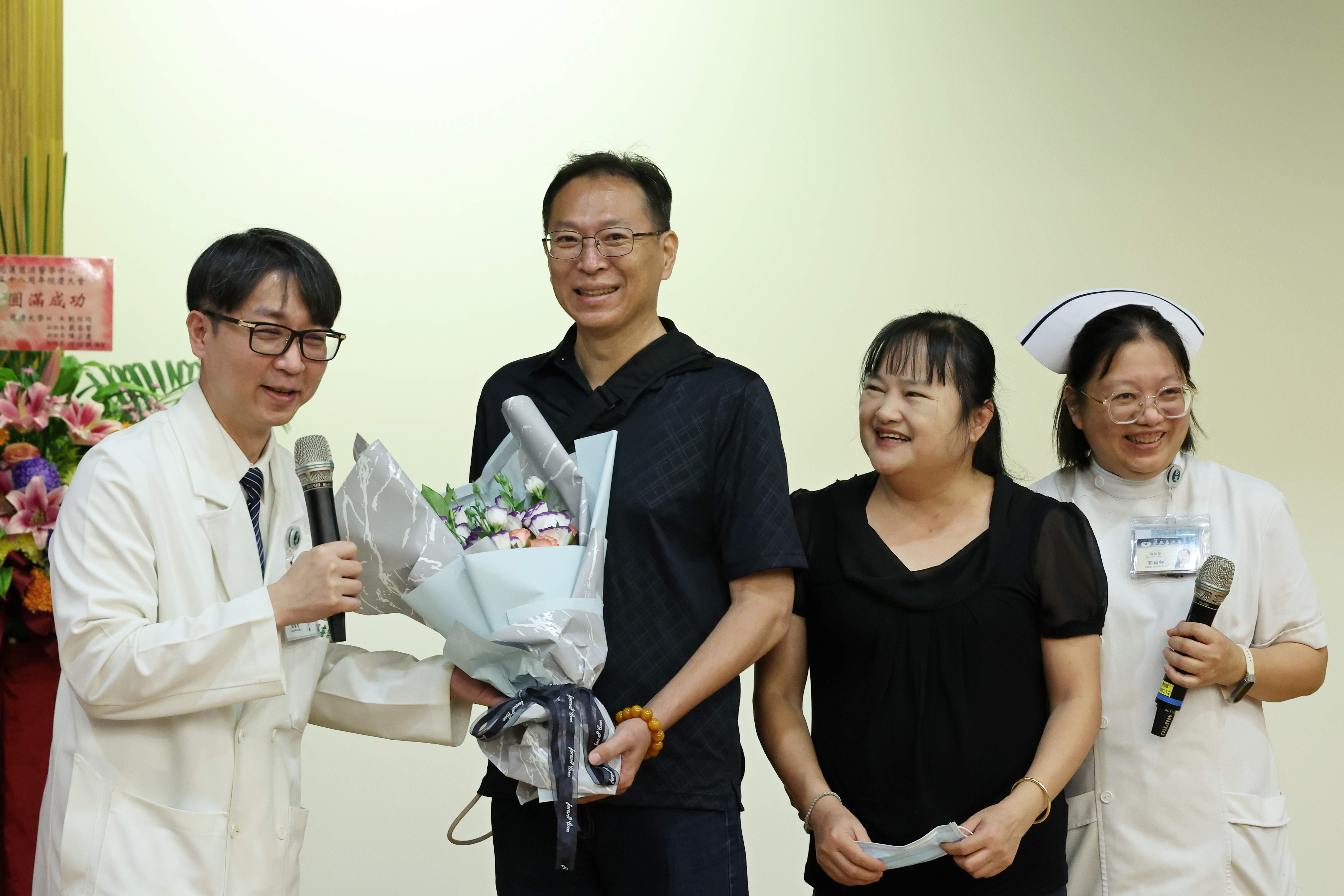 趙先生(左二)是宜花東首例裝置長效型心室輔助器病人，他感謝張睿智醫師(左一)，用高超的醫術救回他的性命，也感謝花蓮慈院團隊對他的照顧與關懷，他會把這分暖心的能量分享給更多人。