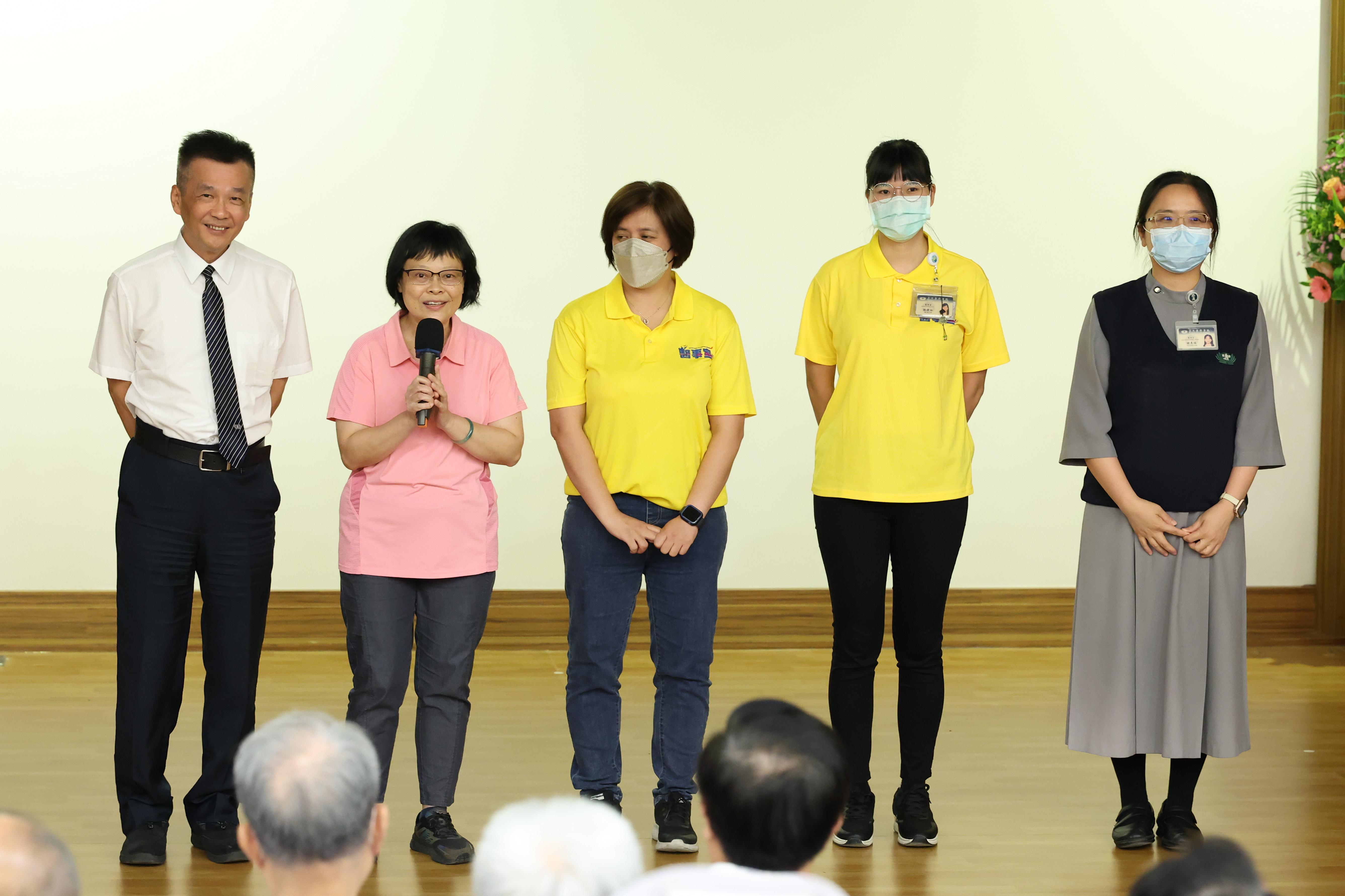 秀林鄉衛生所護理長陳姿伶(左二)說，路斷時，不少鄉親打電話到衛生室說沒有藥了，怎麼辦？真的很感謝花蓮縣衛生局與消防局、花蓮慈院團隊即時的幫忙，讓他們可以順利送藥到民眾手上。