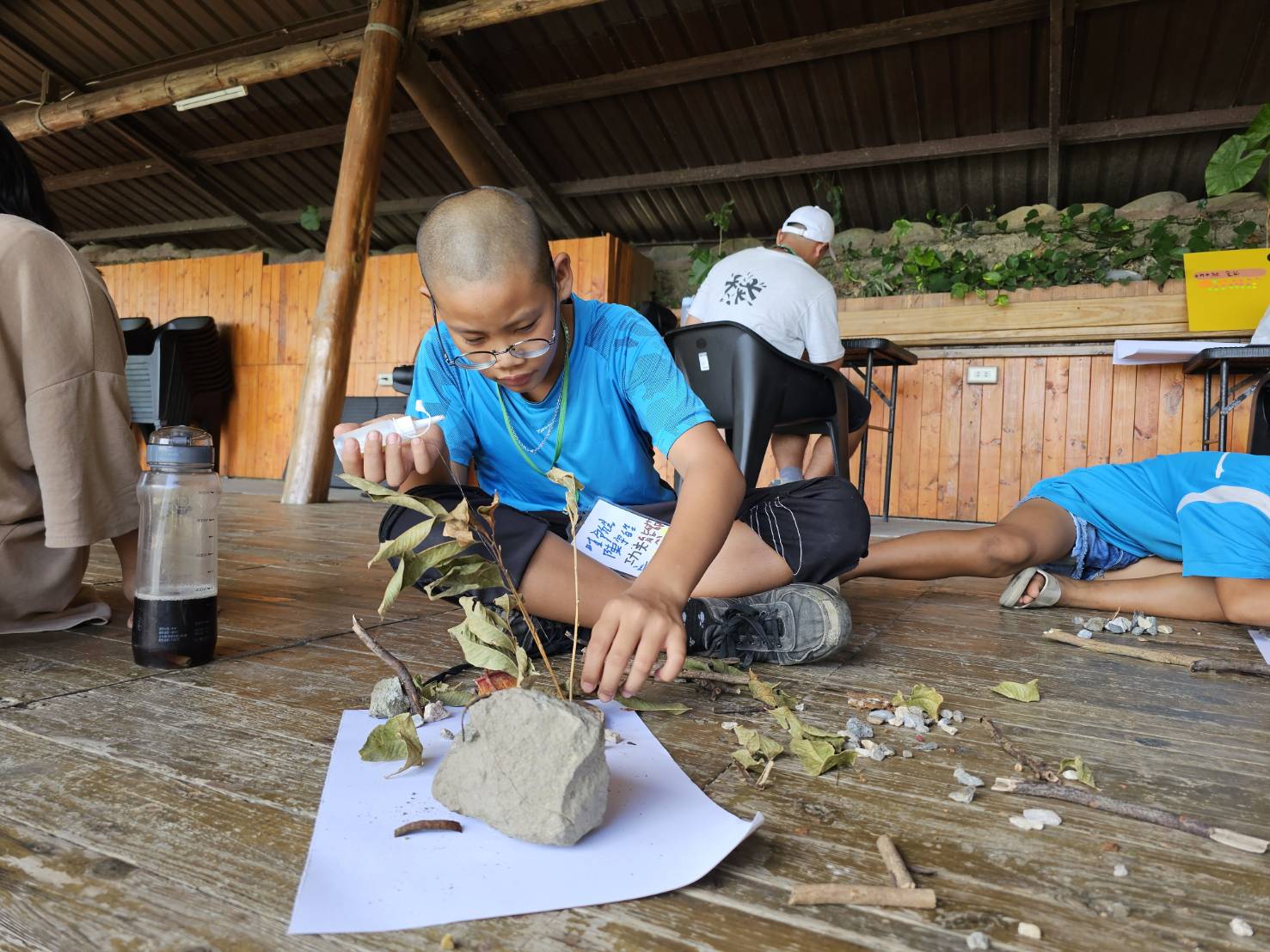 孩子用場地內所有的殘枝落葉與石頭創作兩天一夜的深刻