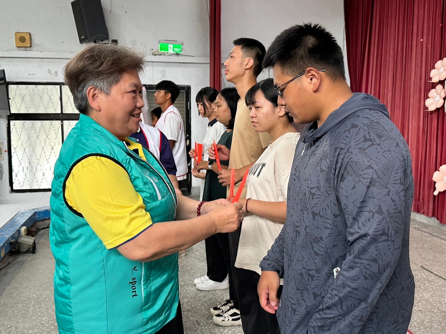 邀請扶幼主委頒發獎助學金鼓勵孩子們就學 近照